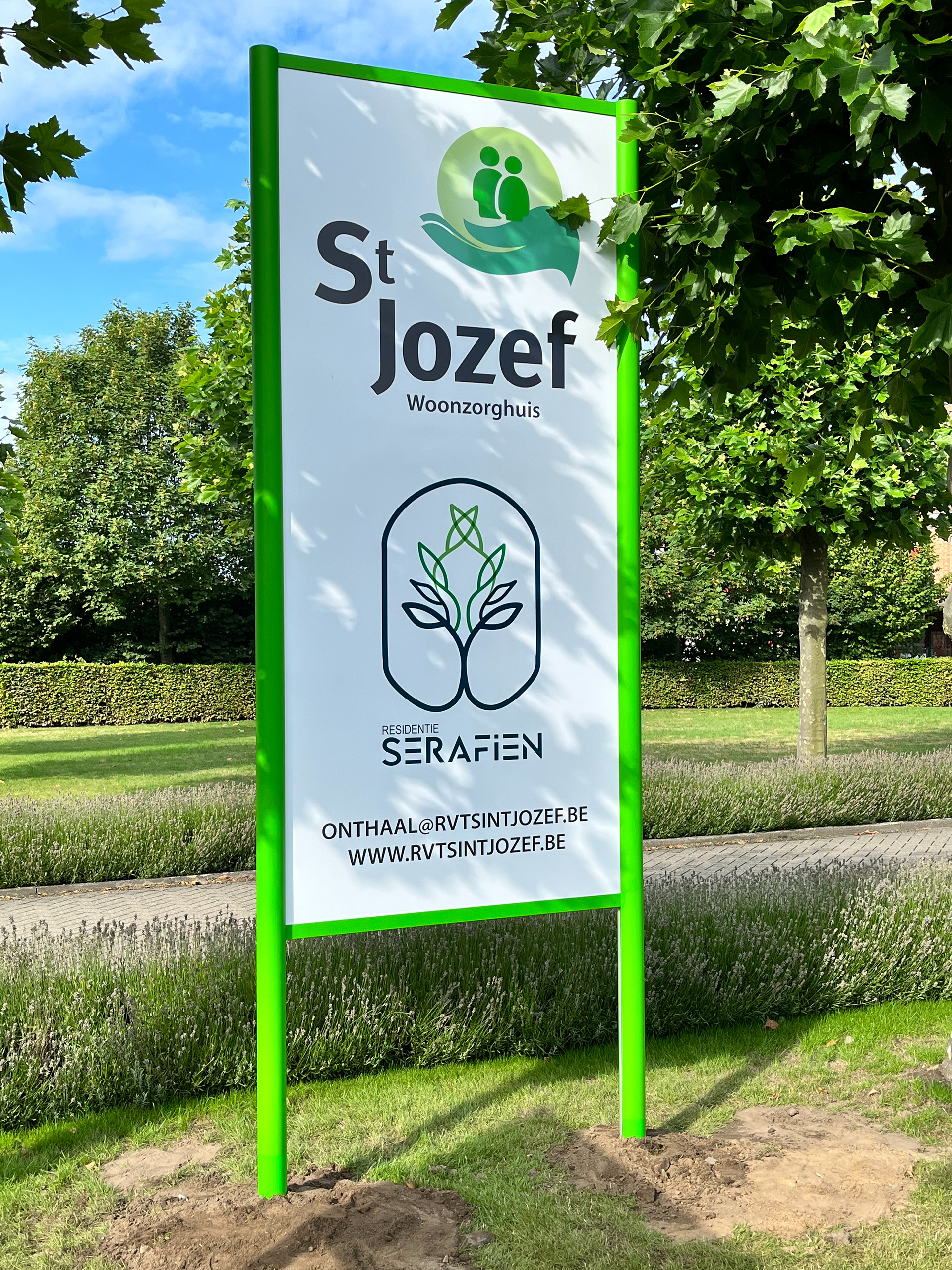 aluminium reclameconstructie op palen voor woonzorghuis te Deinze