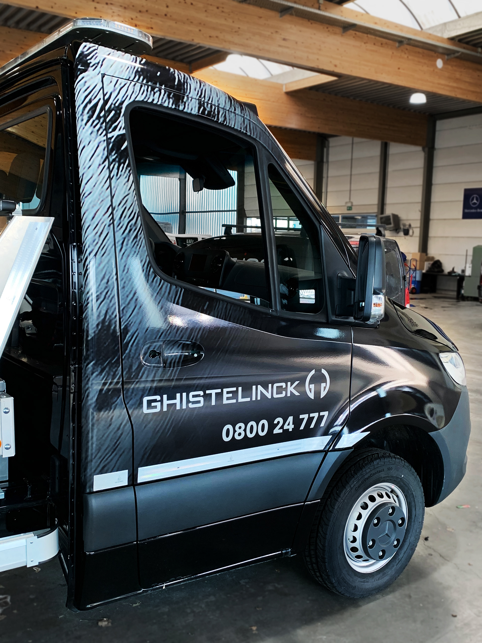 Voor Garage Ghistelinck te Waregem monteerden we deze wrapping, alsook de reflecterende teksten en 3M contourmarkering op hun nieuwe Mercedes Sprinter. We voerden deze werken uit op locatie in hun werkplaats te Waregem.