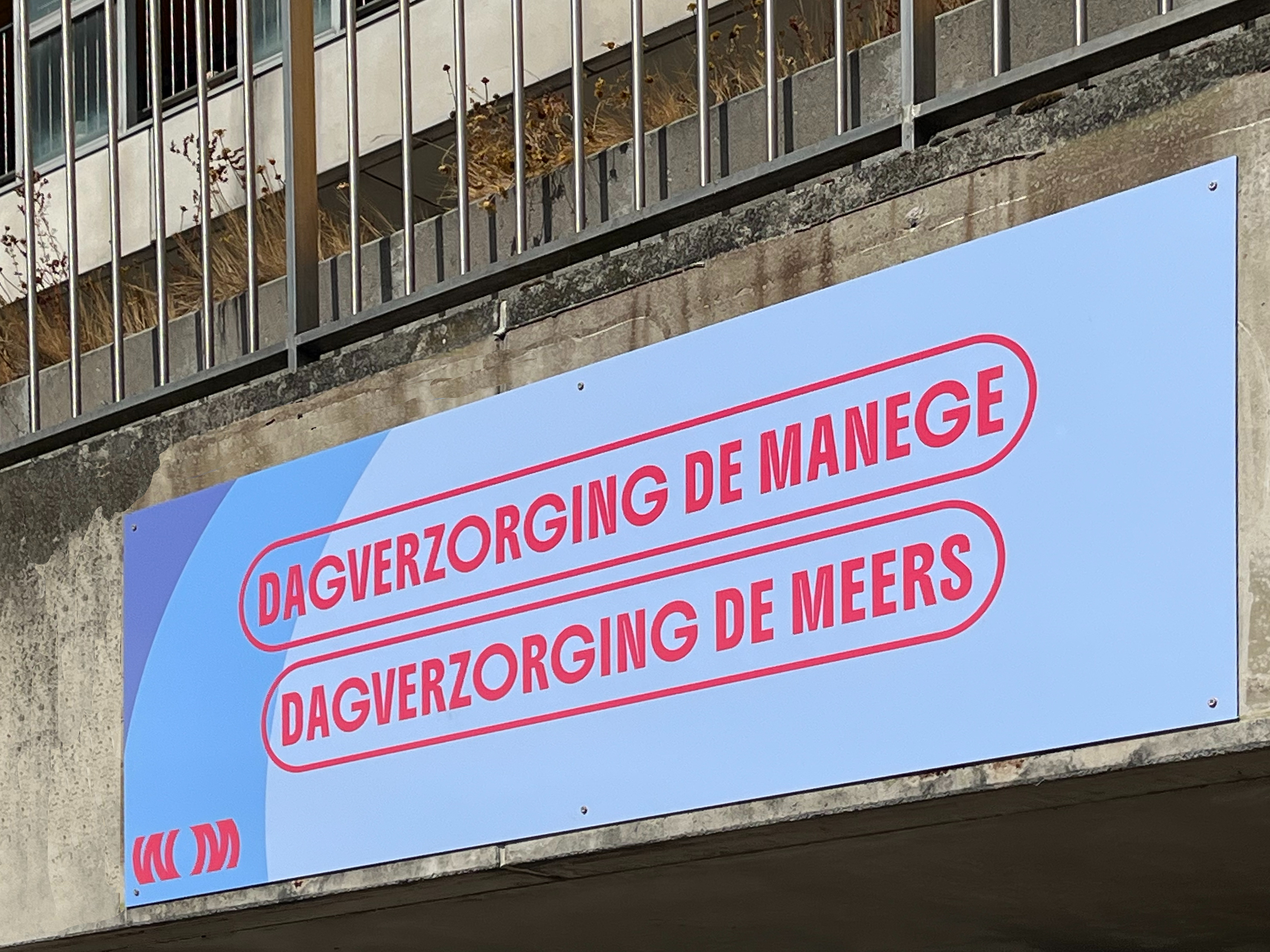 ook Dagverzorging De Manege en De Meers kregen een nieuw bord boven de ingang