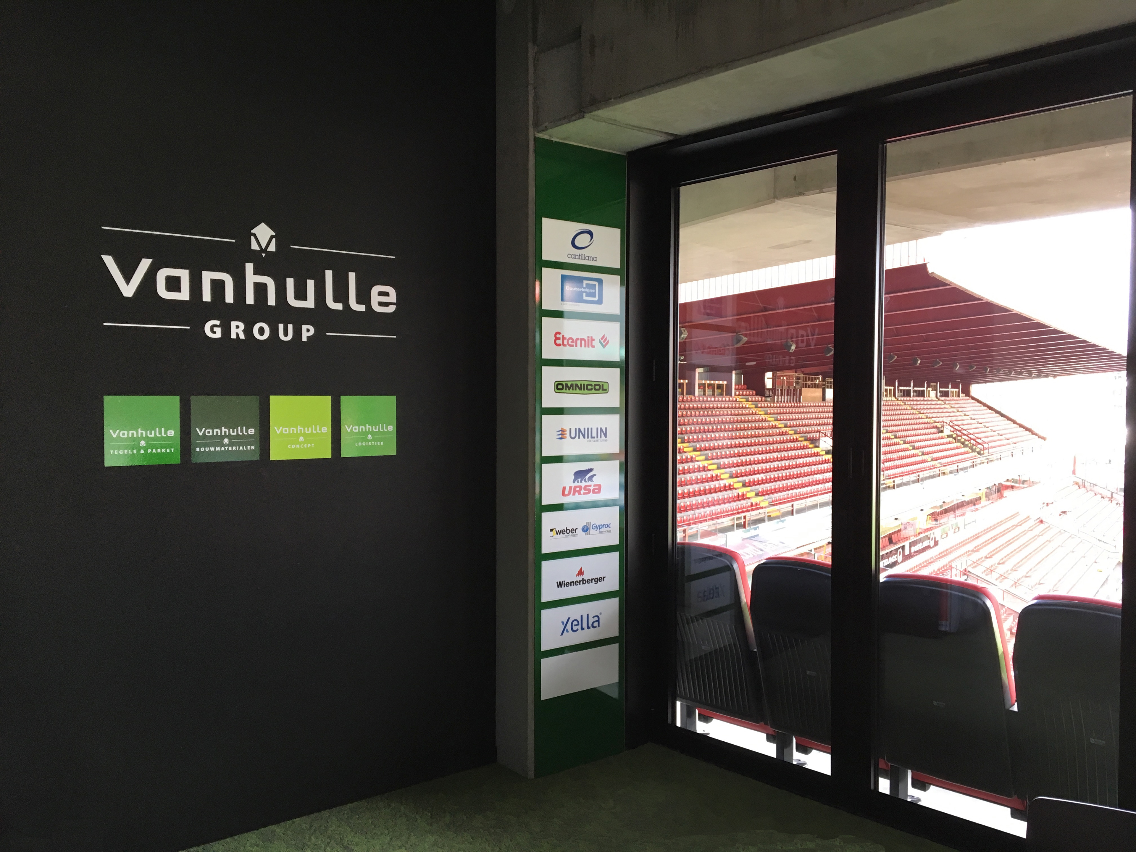 Bij SV Zulte Waregem monteerden we reclame op wanden en ramen van een skybox.