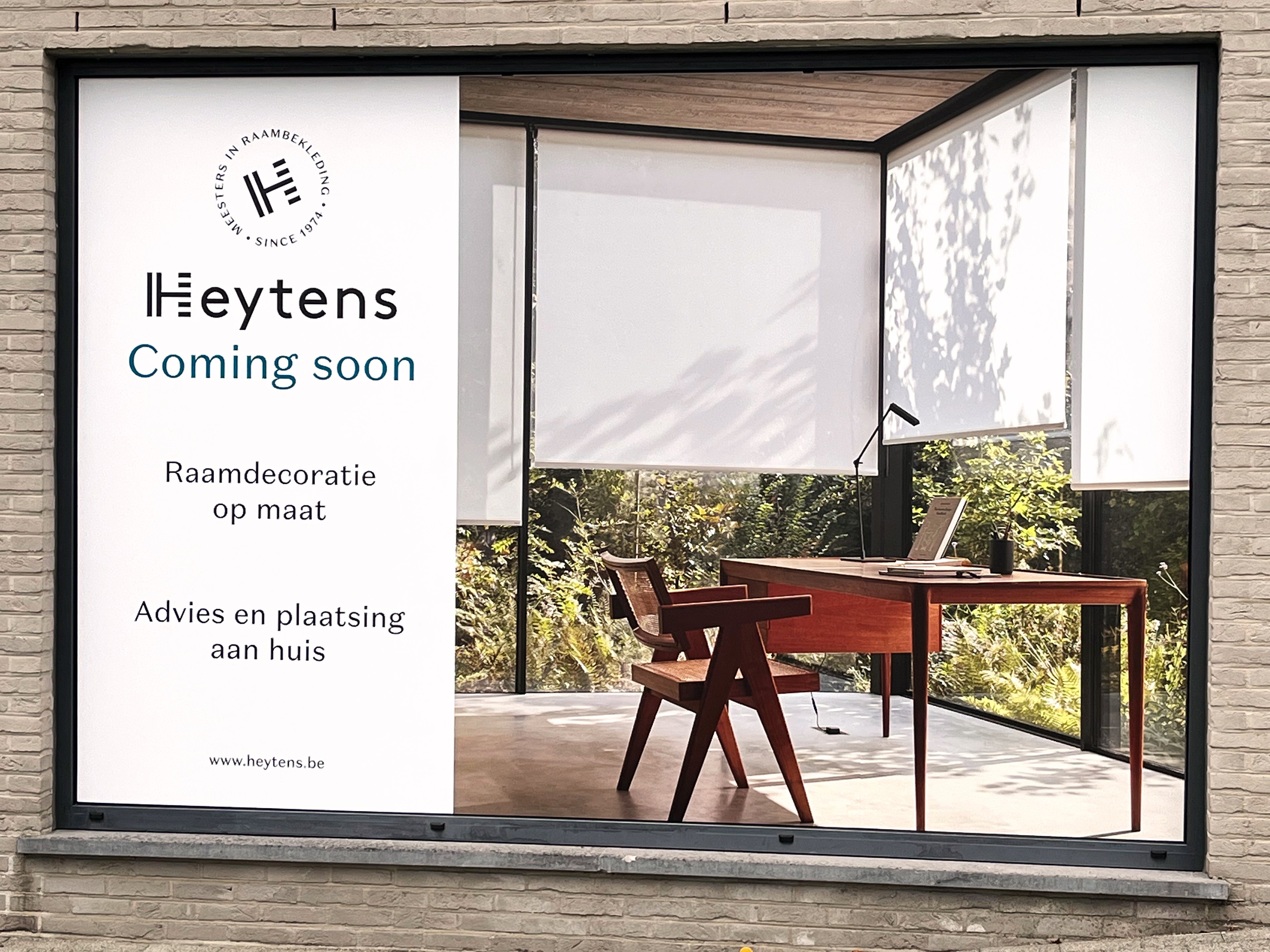 Deze raamprint monteerden we op de etalage van interieurwinkel Heytens te Waregem ter aankondiging van de opening van de nieuwe winkel.