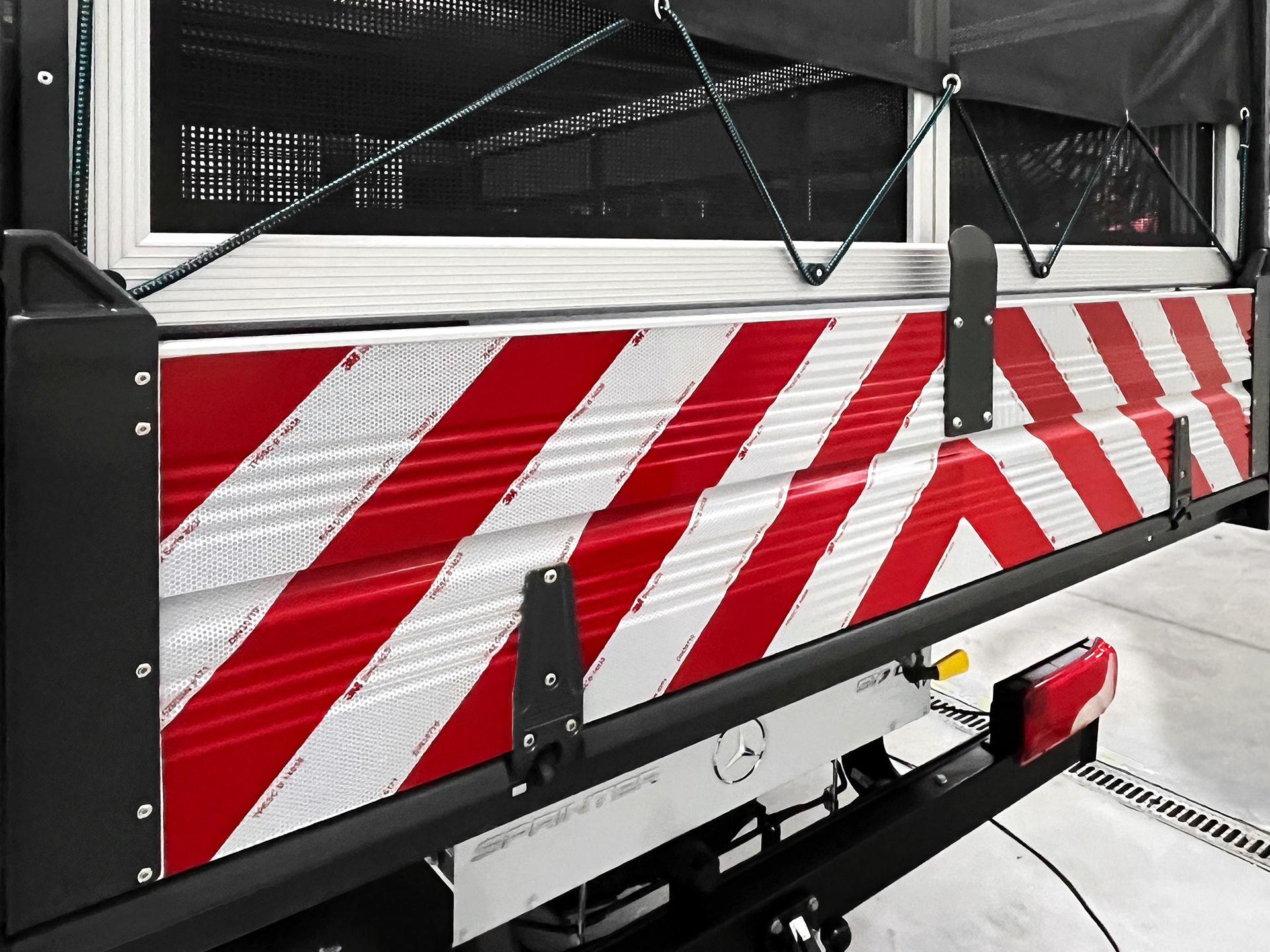 3M veiligheidsmarkeringen op een bestelwagen met open laadbak