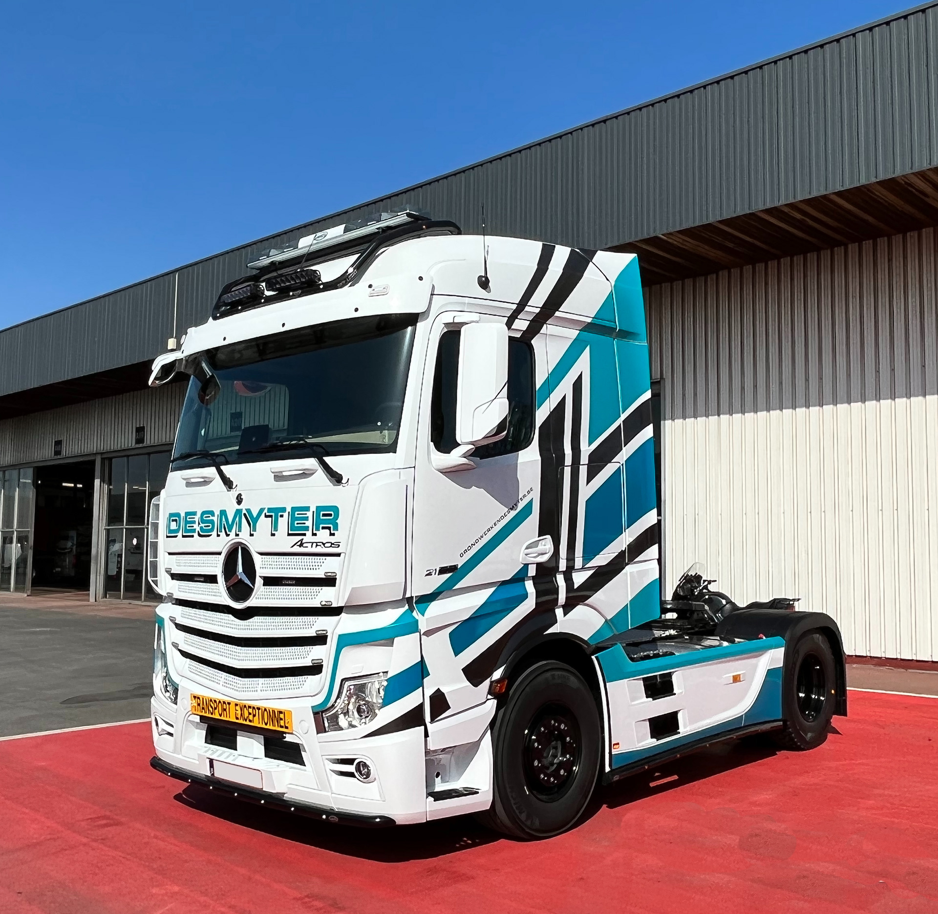 decoratieve striping op een Mercedes vrachtwagen