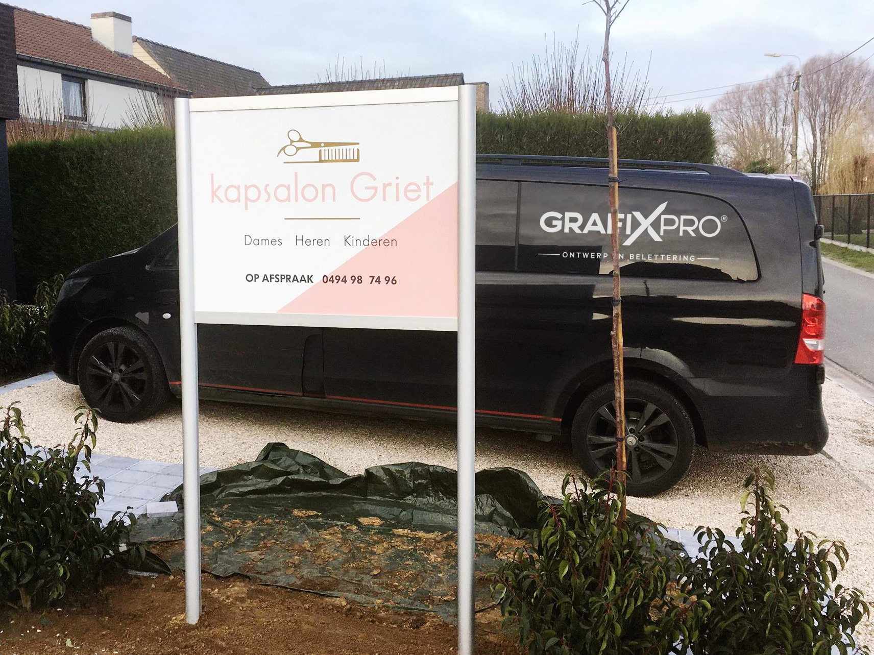 aluminium reclameconstructie op palen voor een kapsalon te Zulte