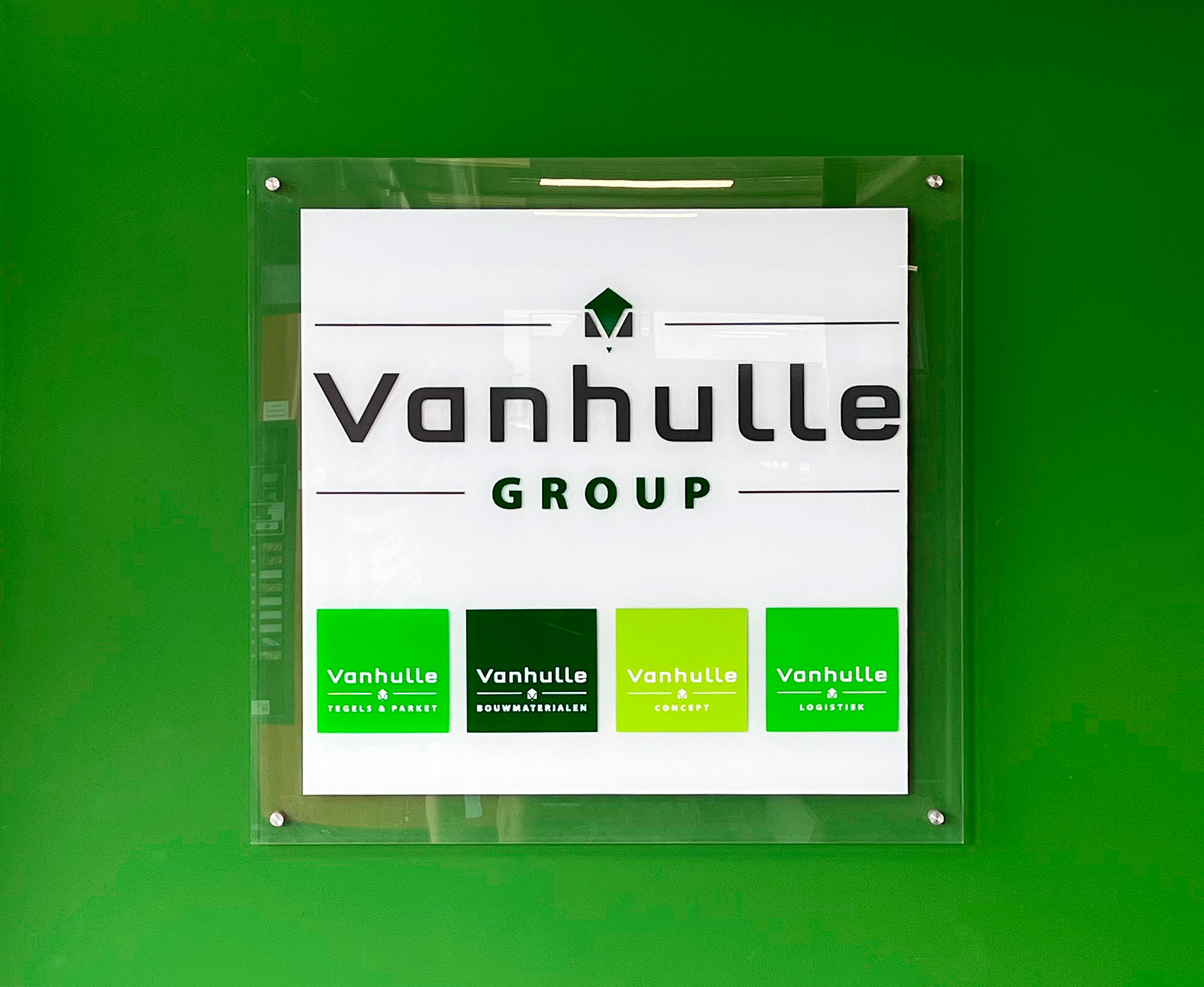 plexiglas met gepolijste randen en afstandhouders voor Vanhulle Group uit Kruishoutem