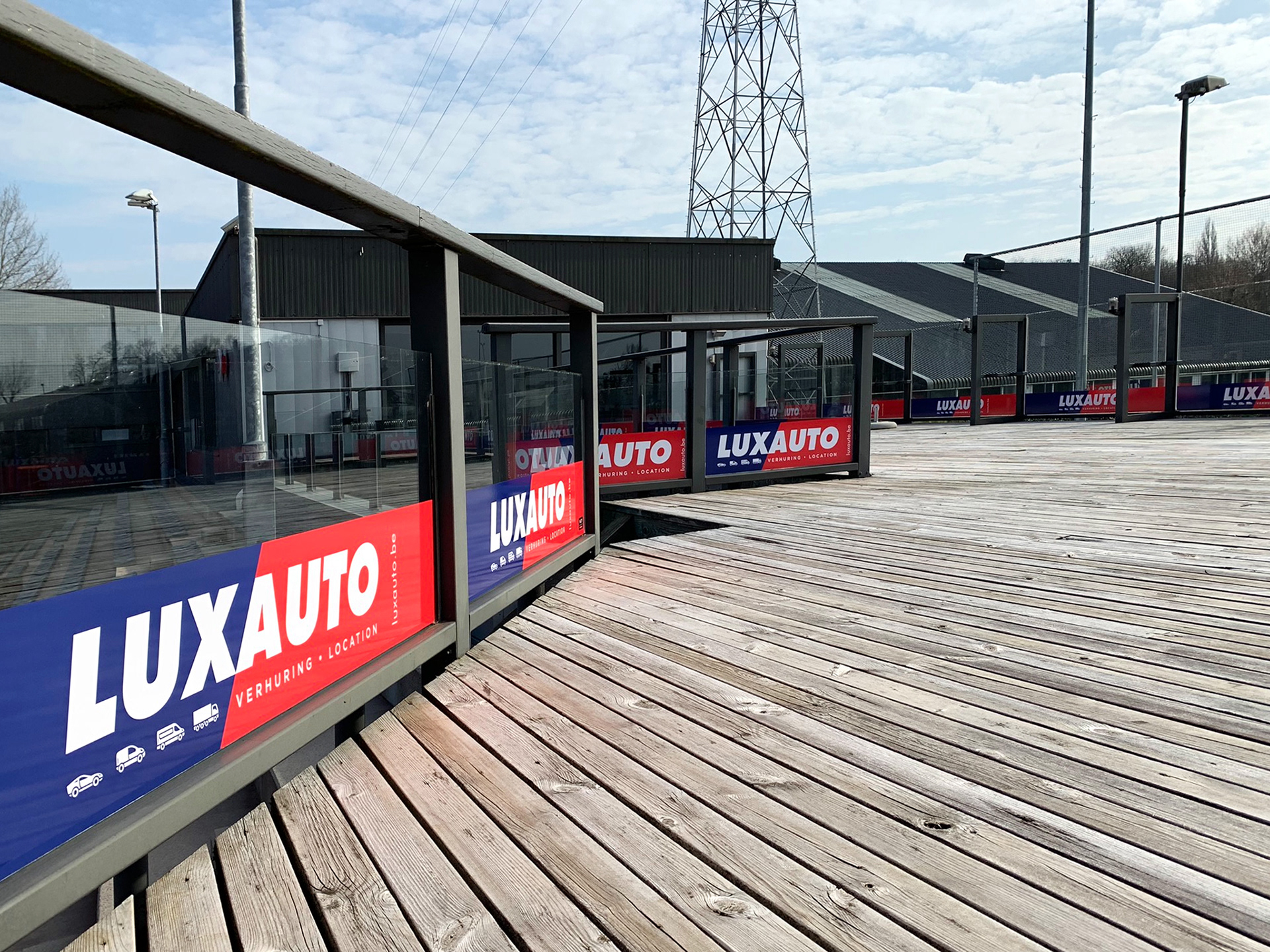 In opdracht van Luxauto Waregem plaatsten we buitenreclame verspreid over het volledige terrein van het WaregemSportCenter.