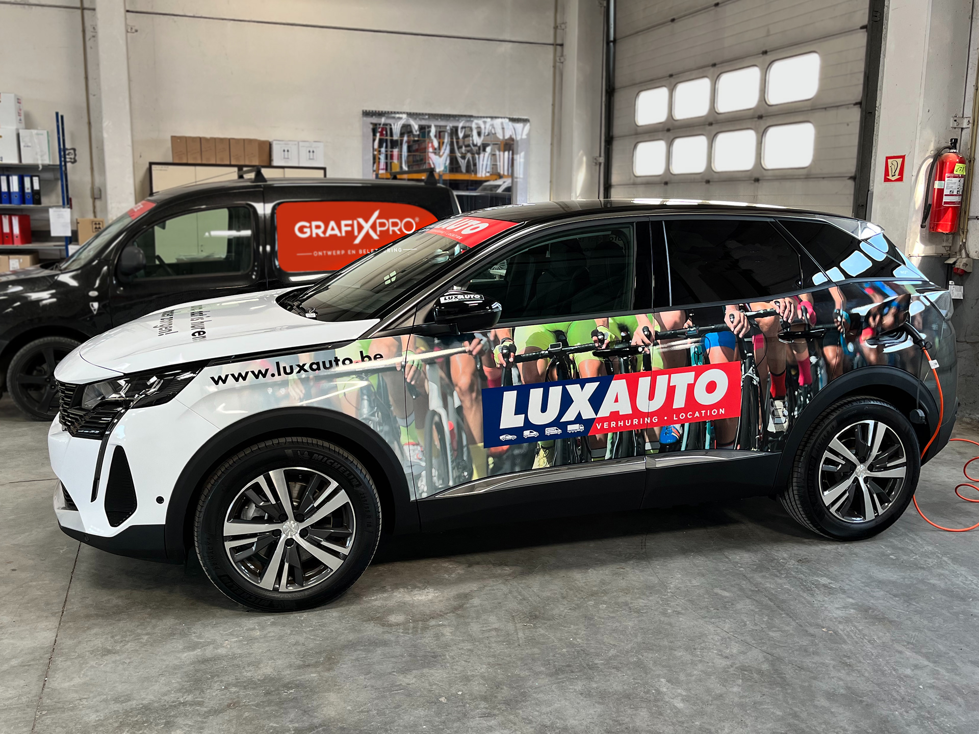 volledige wrapping van een Peugeot SUV bij Garage Vandecasteele te Kortrijk