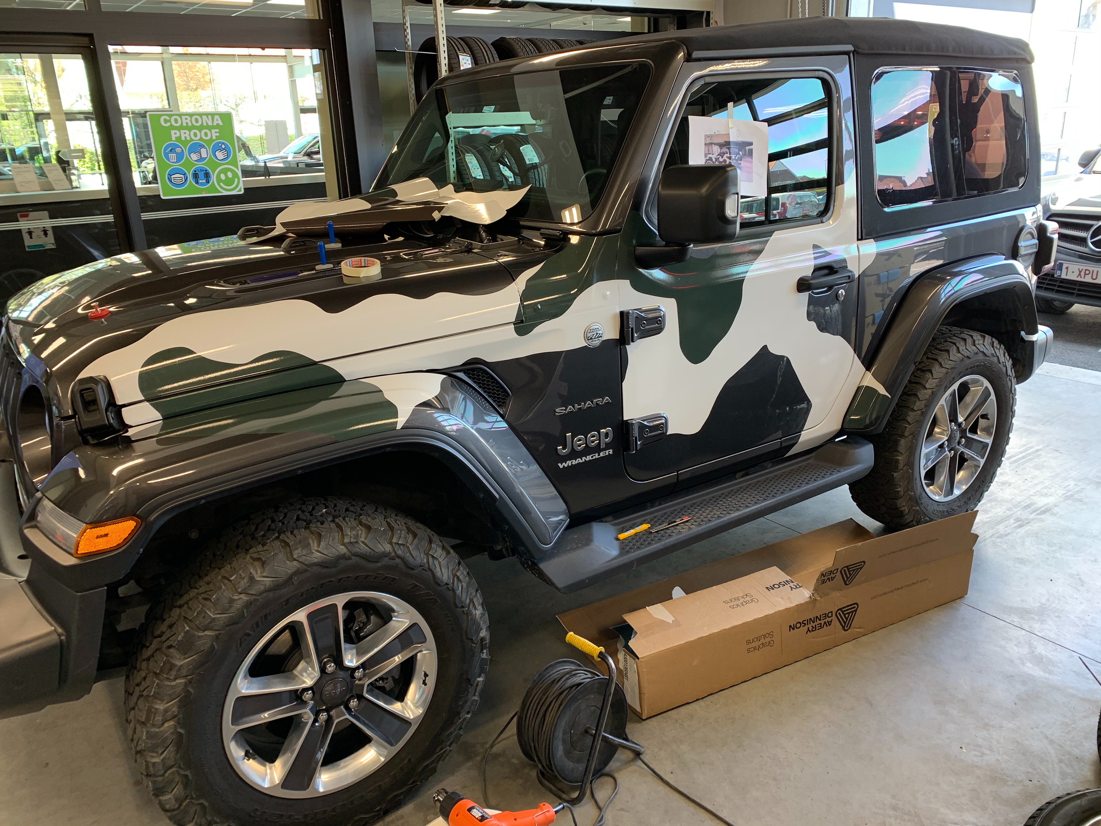 volledige wrapping van een Jeep Wrangler in camouflagekleuren bij Garage Vandecasteele te Kortrijk