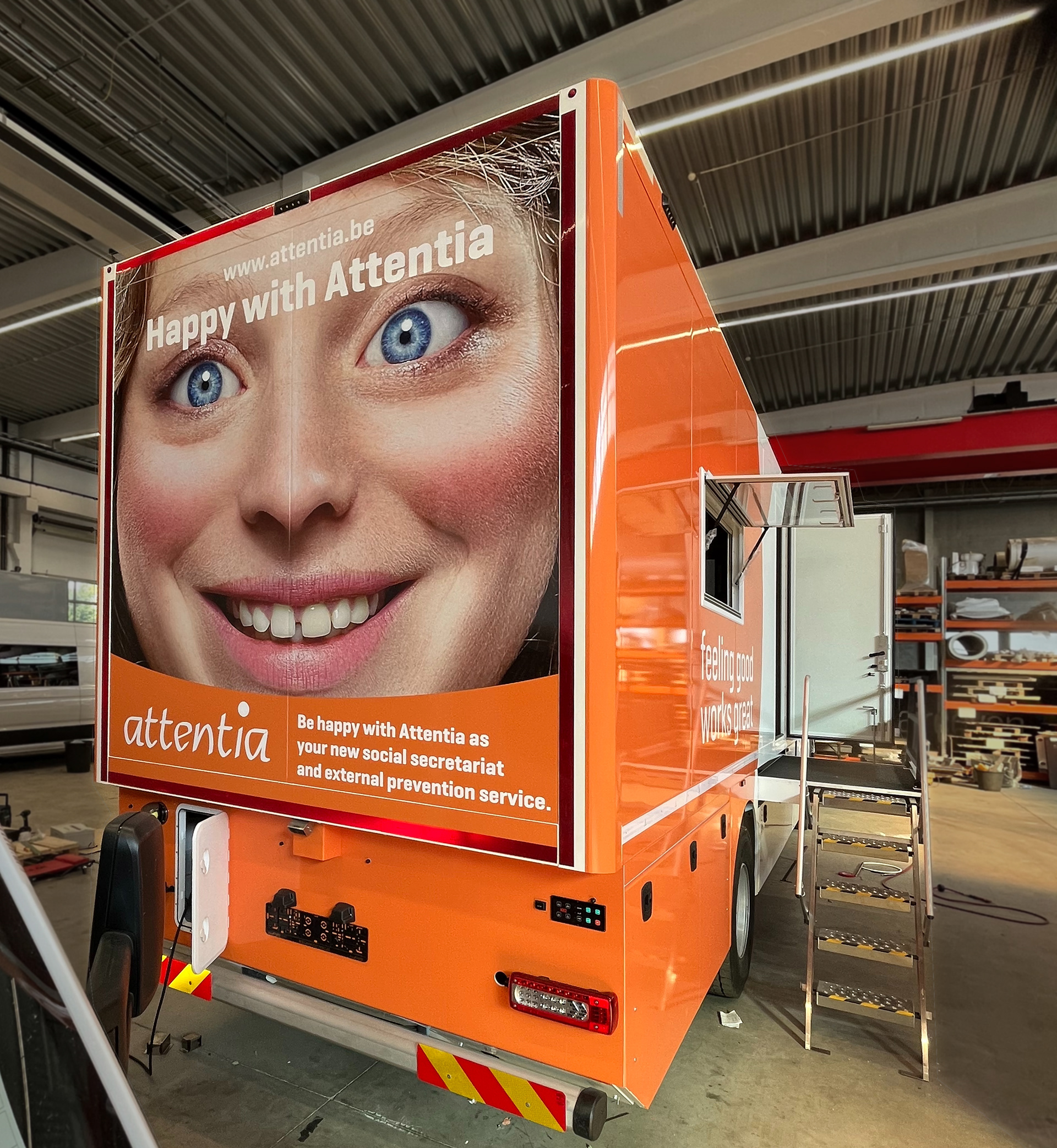 Premium carwrap en vrachtwagenbelettering op locatie in Kortrijk door Grafixpro