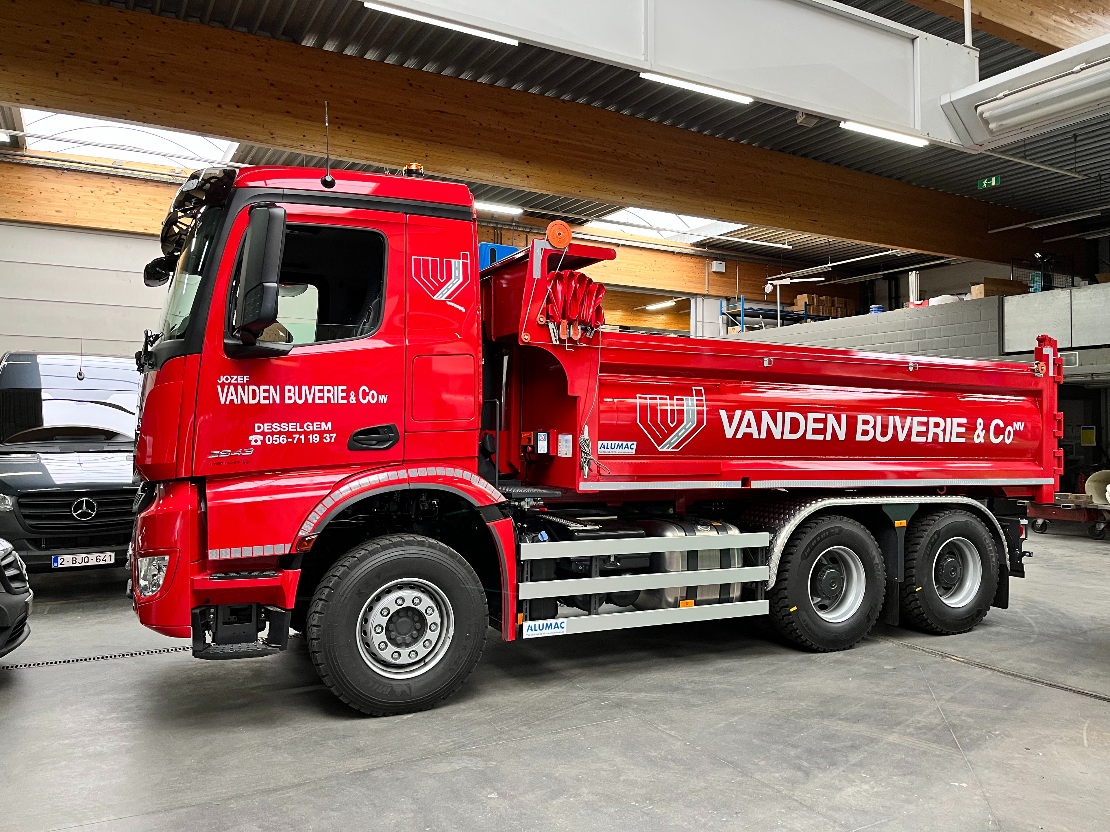 belettering van een vrachtwagen met container voor een bedrijf uit Desselgem