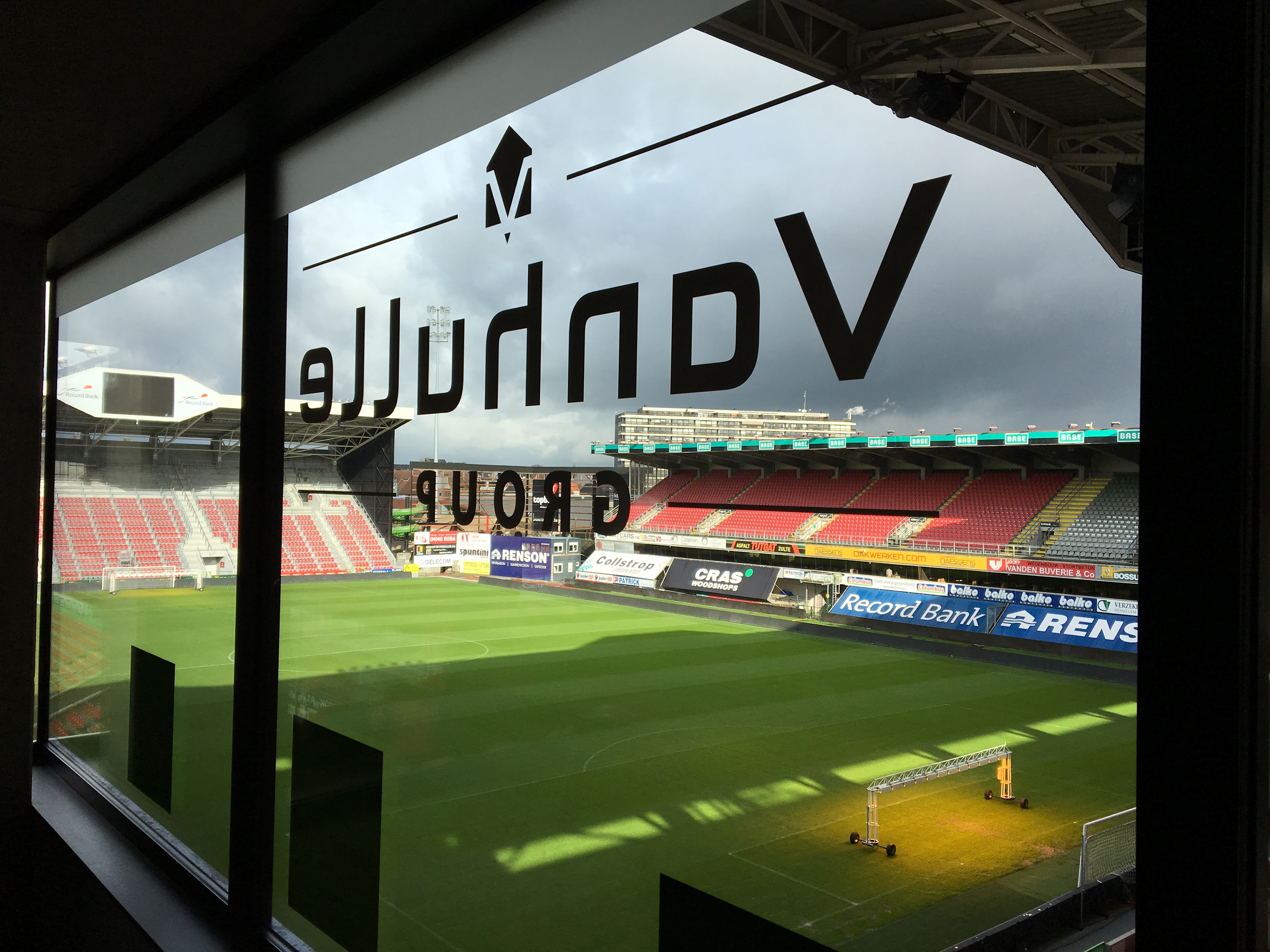 belettering ramen voor Vanhulle Group bij SV Zulte Waregem (binnenkant)