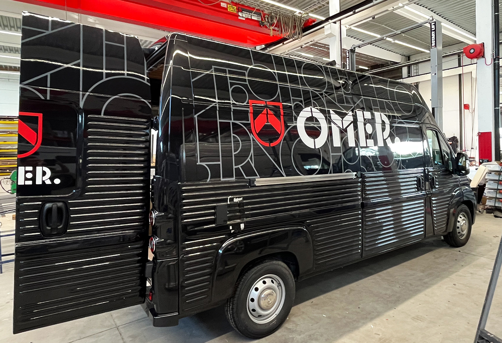 belettering van een oldtimer bestelwagen voor Omer bij M2C2 te Bellegem