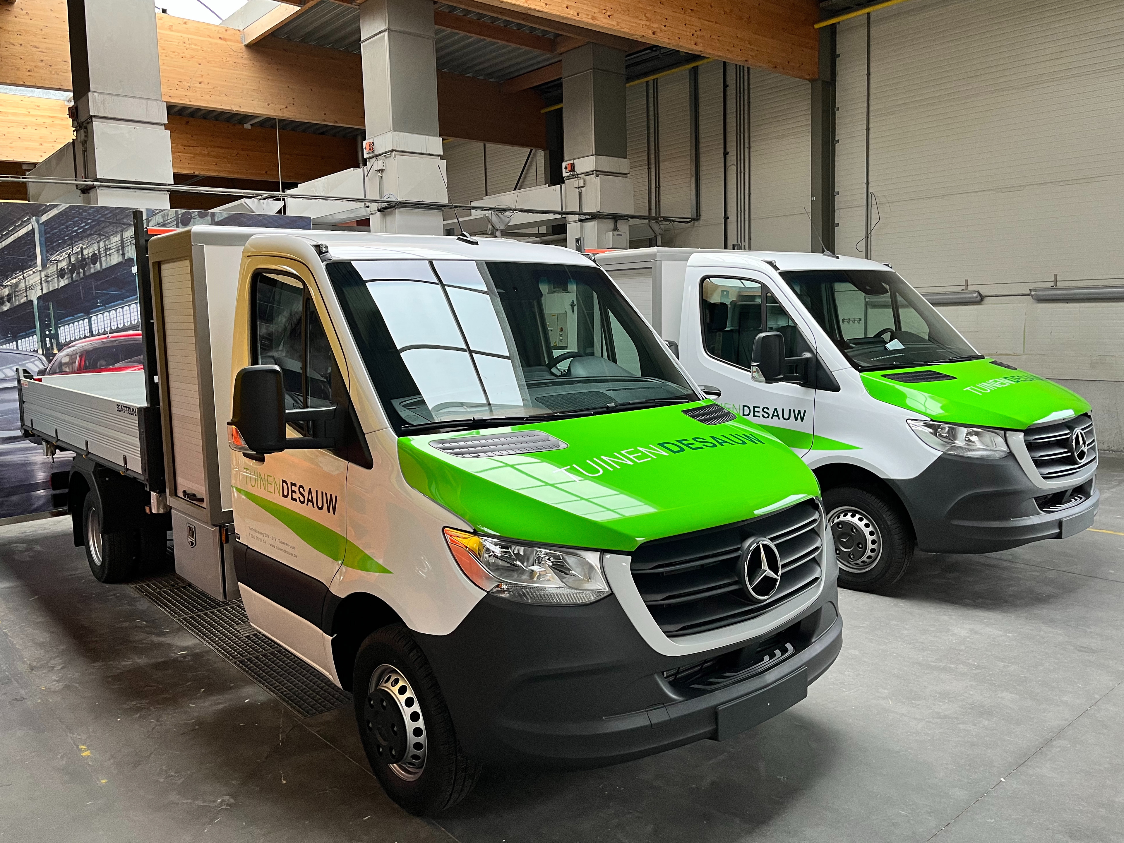 Bij Garage Ghistelinck in Waregem voorzagen we twee Mercedes Sprinters met open laadbak van gedeeltelijke wrapping en belettering voor Tuinen Desauw uit Beveren-Leie.