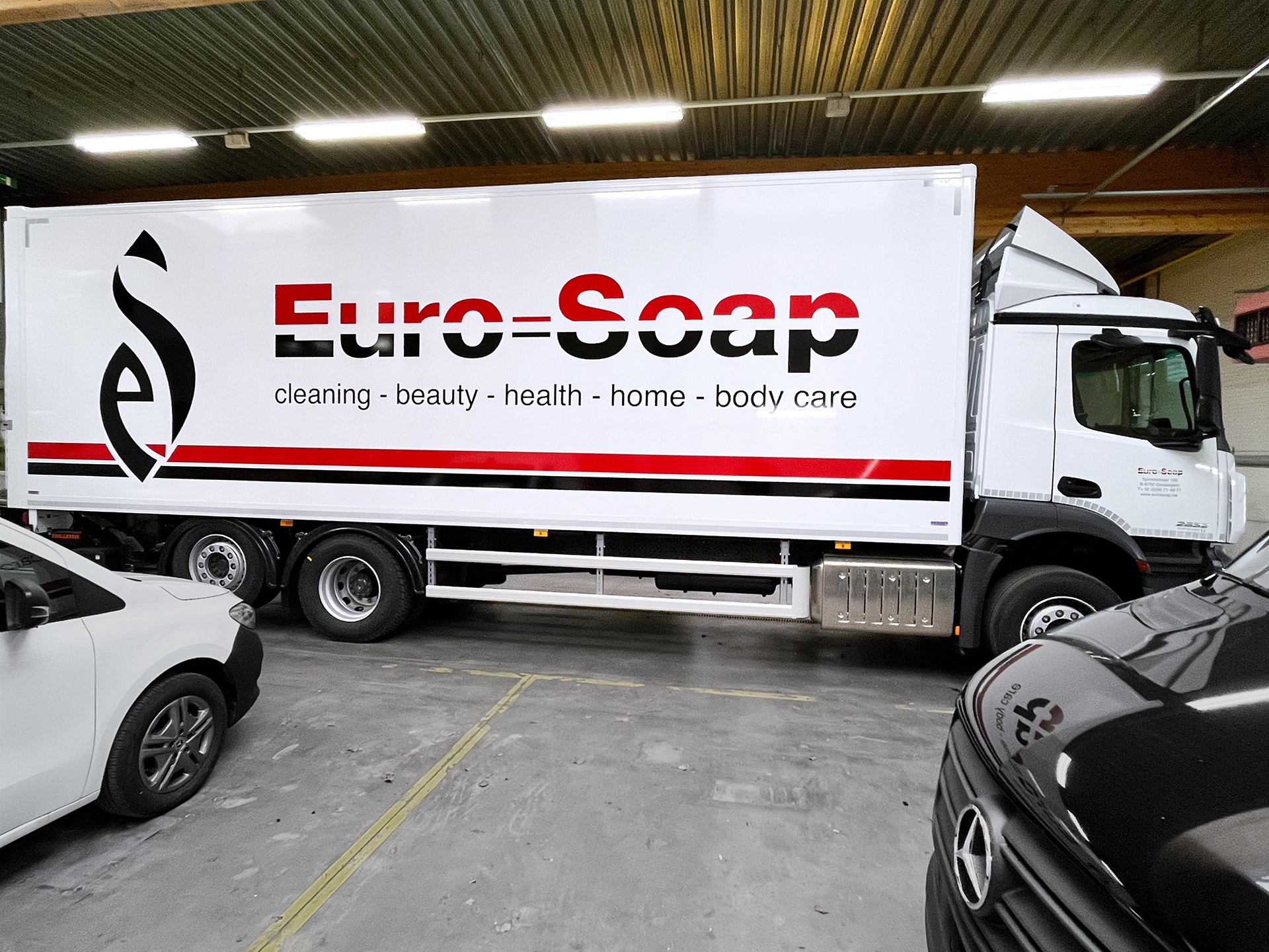 Bij Garage Ghistelinck te Waregem monteerden we reclame op deze vrachtwagen voor Euro-Soap uit Waregem.