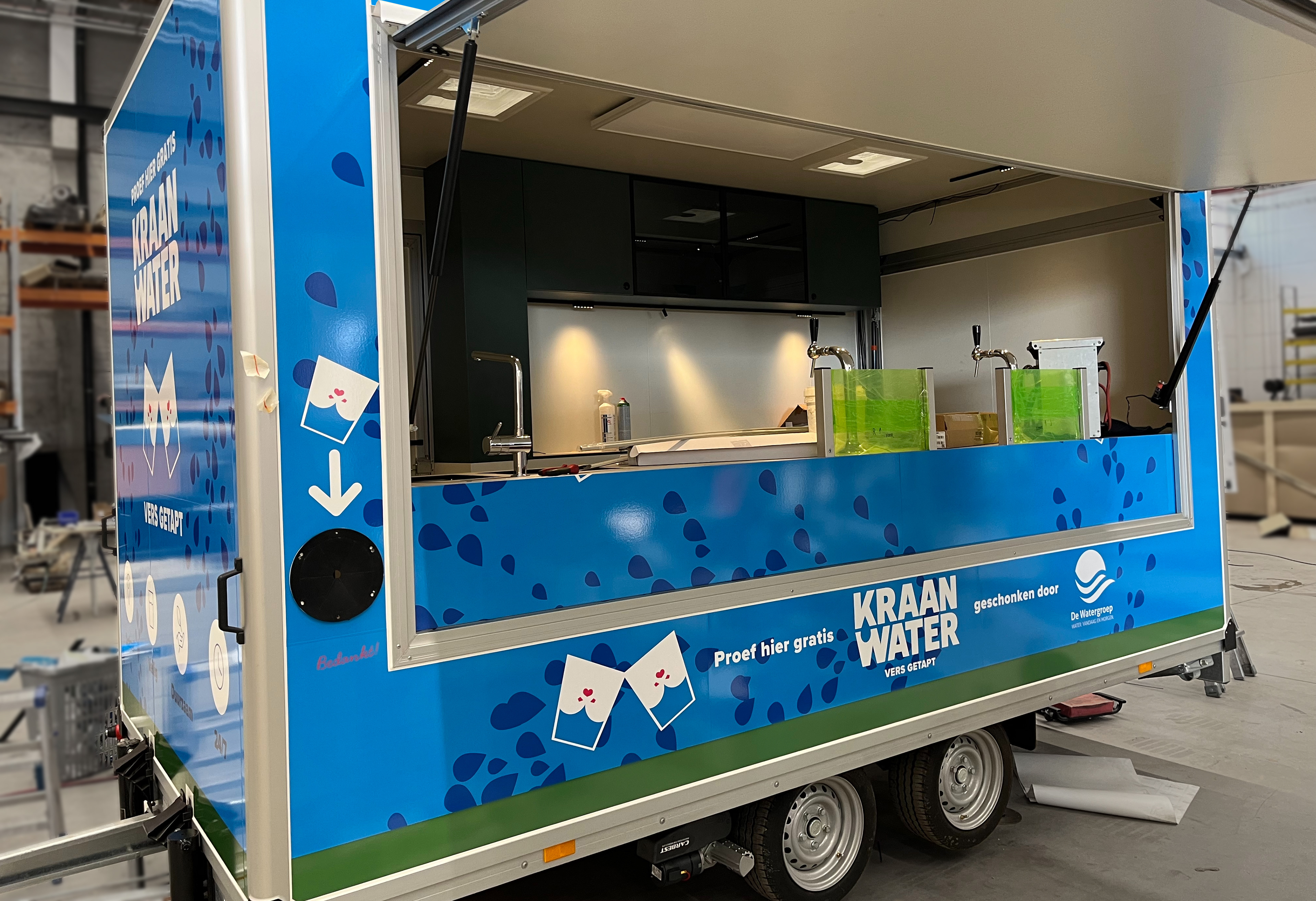 volledige wrapping van een marktwagen voor De Watergroep bij M2C2 te Bellegem