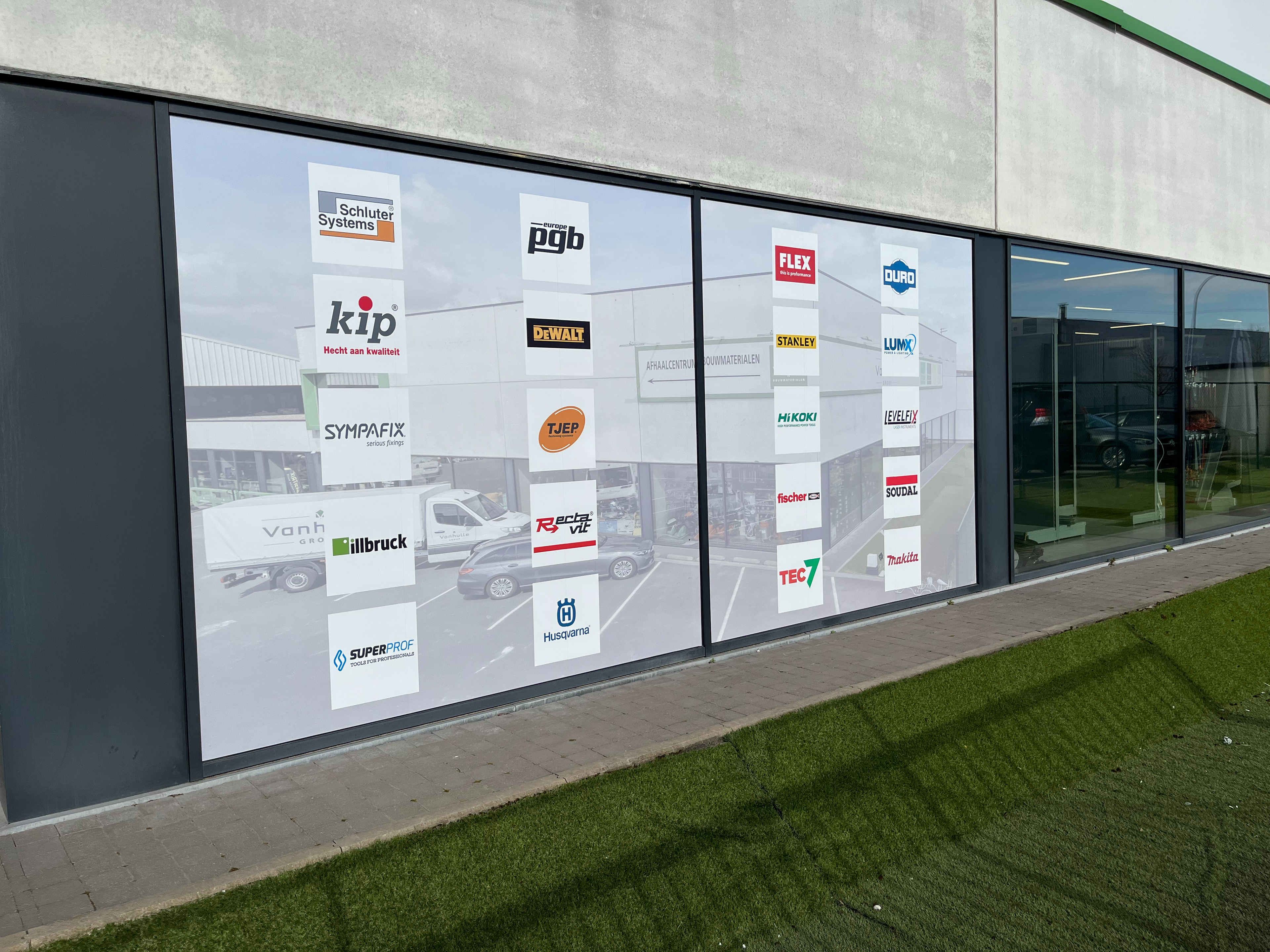 belettering showroom voor Bouwcenter Vanhulle te Kruisem