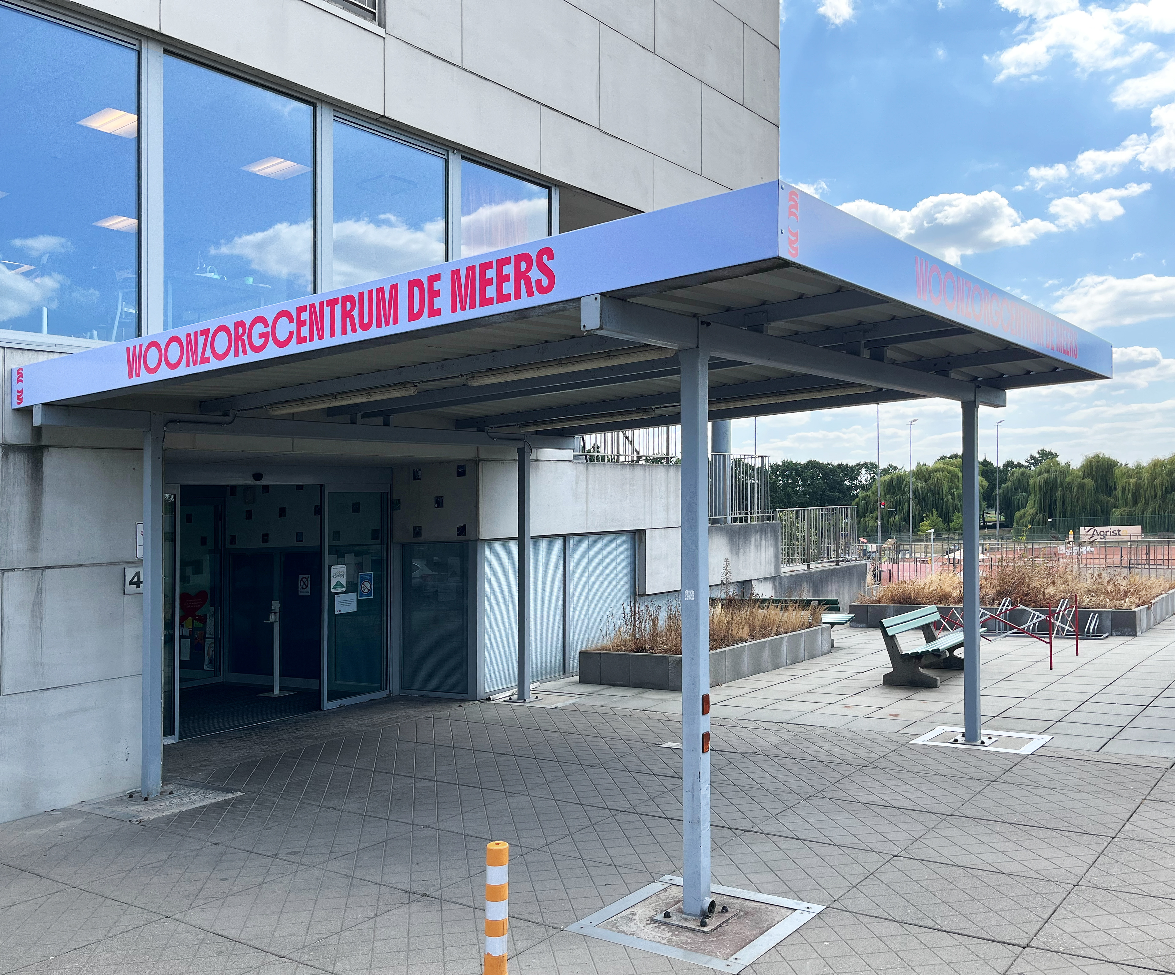 De afgewerkte luifel is vanop afstand herkenbaar