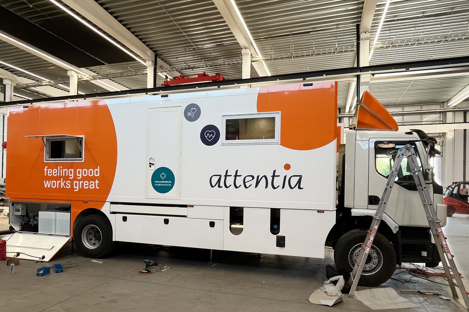 Zijaanzicht van het nagenoeg voltooide voertuig. Premium wrapping op locatie waarbij de allerlaatste technische details nauwkeurig ter plaatse worden afgewerkt.