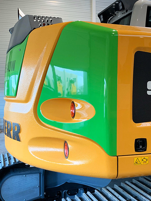 gedeeltelijke wrapping en belettering van een graafmachine bij Caterpillar te Overijse