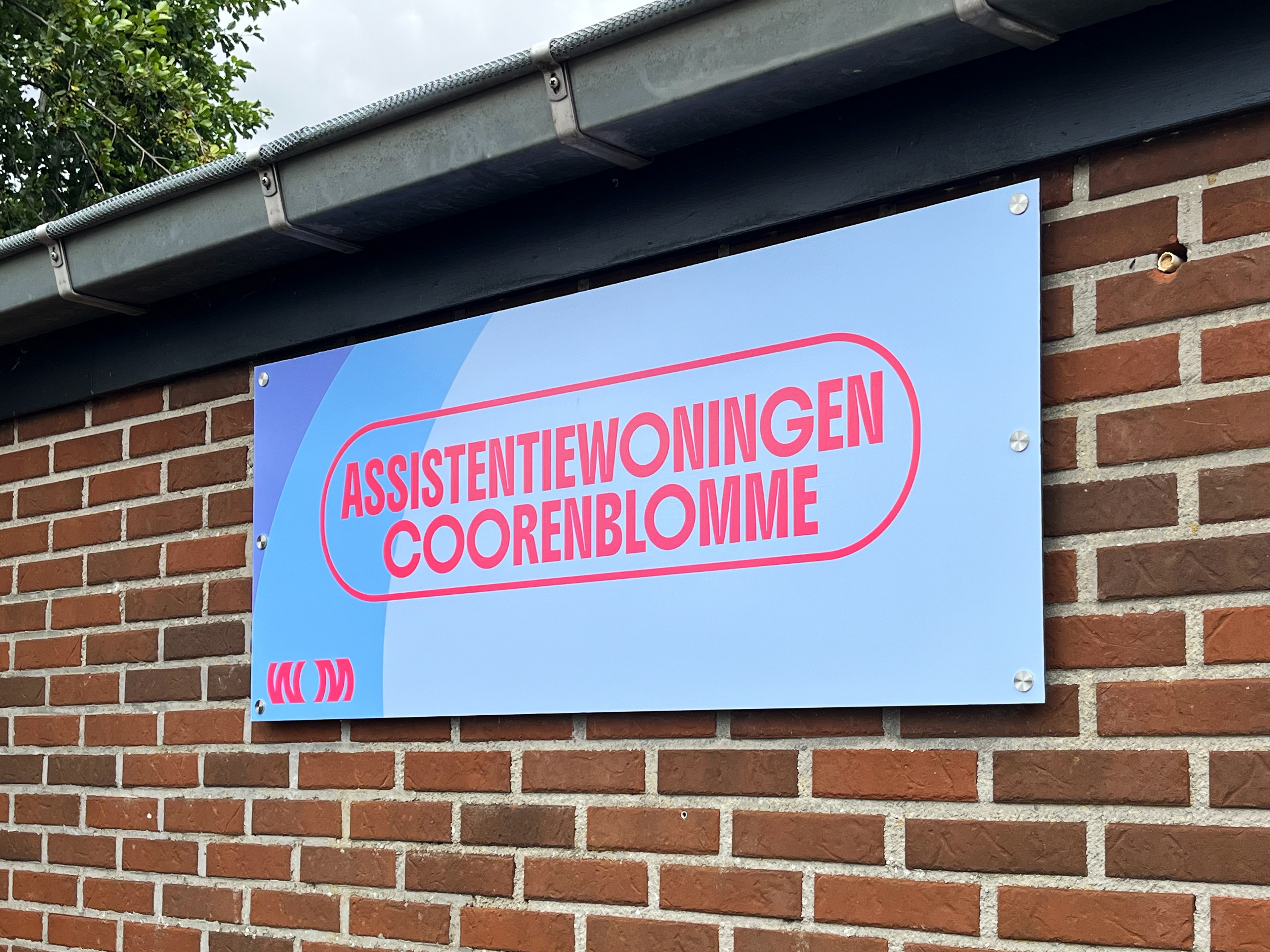 Dit bord bij Assistentiewoningen Coorenblomme te Desselgem vernieuwden we volgens de nieuwe huisstijl van Stad Waregem