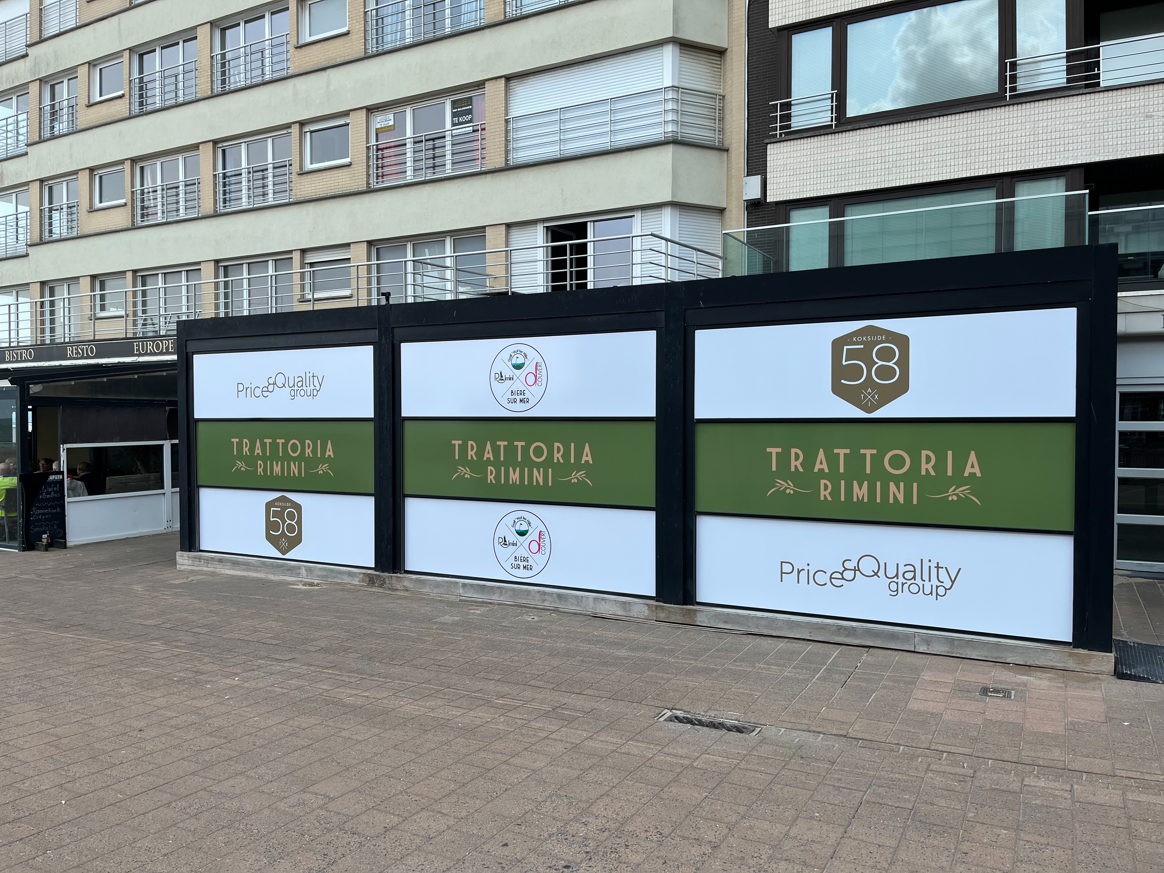voorlopige belettering van ramen bij Trattoria Rimini te Koksijde