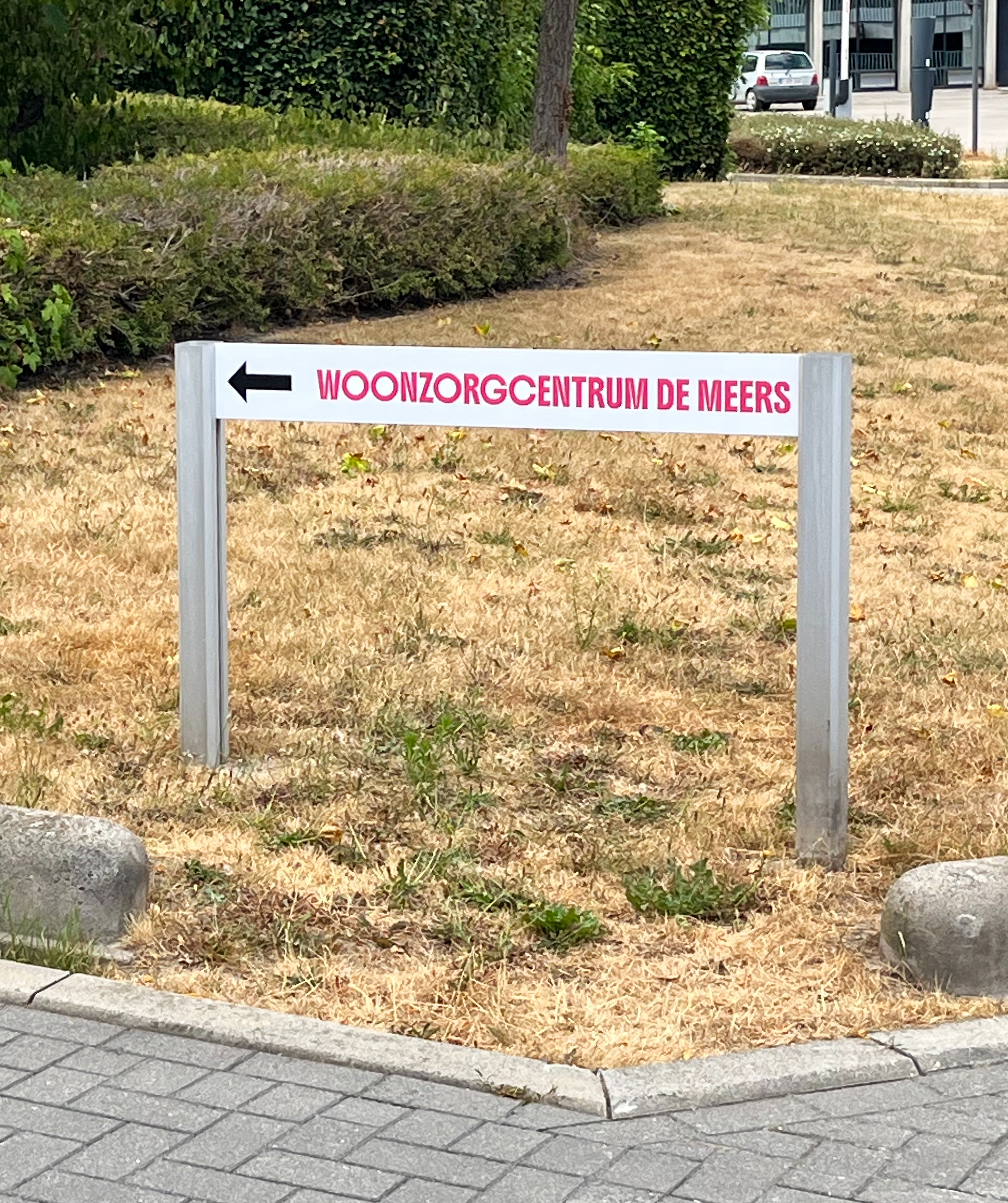 Ook de bewegwijzering rond de zorginstellingen werd aangepast