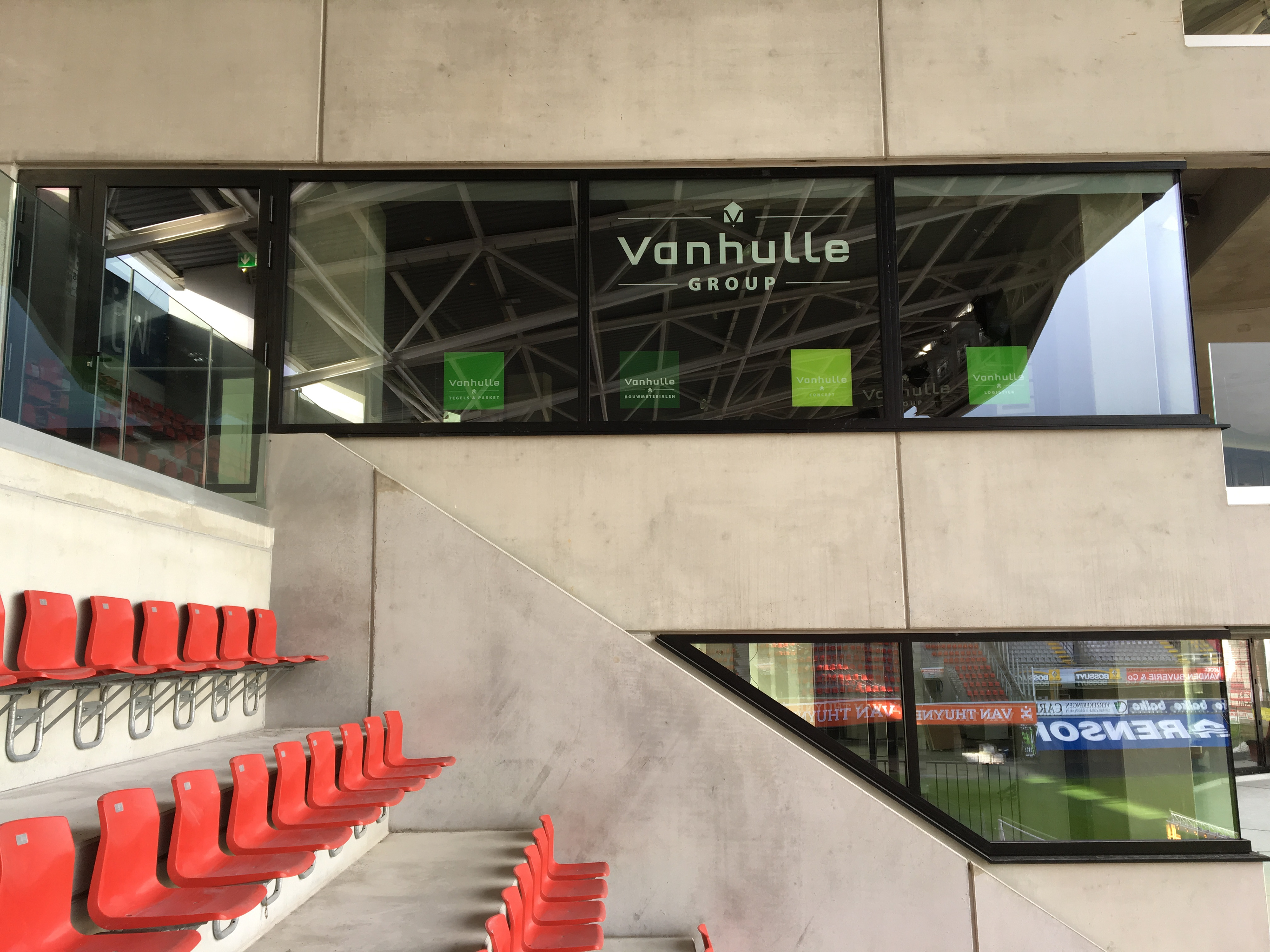 belettering ramen voor Vanhulle Group bij SV Zulte Waregem (buitenkant)