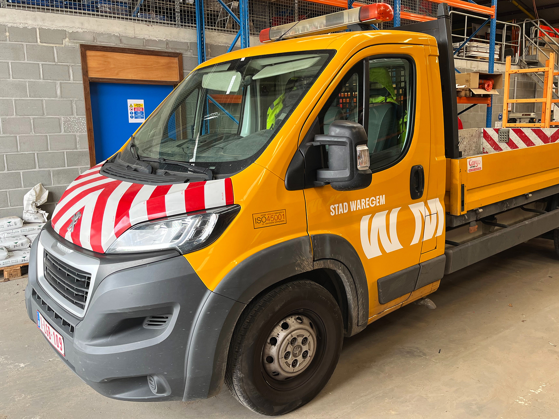 De belettering wordt in fases uitgevoerd bij de stadsdiensten, zodat de voertuigen inzetbaar blijven.