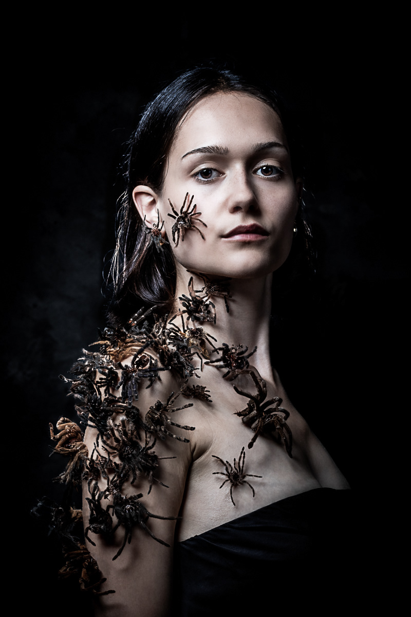 ©2024 - She weares what was - Nr 1/10 - 40x60 (Dibond+frame black) - 750€