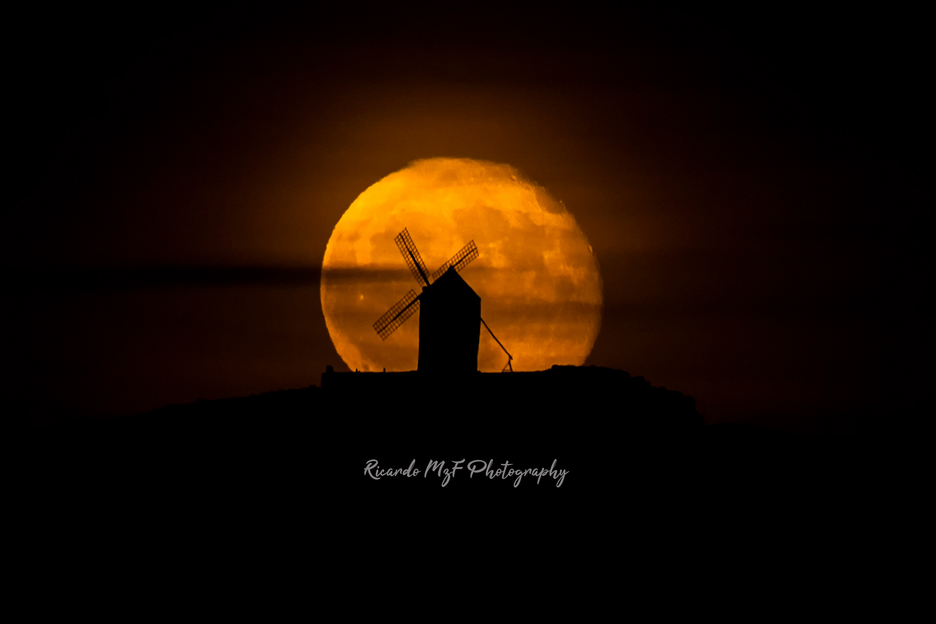 Luna tras Molino Consuegra