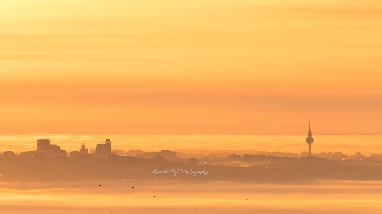 Torre España , Pirulí entre la niebla al amanecer