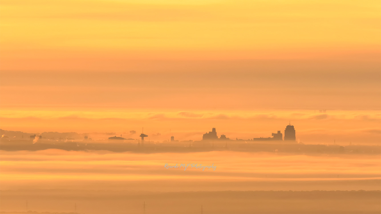 Madrid entre la niebla al amanecer