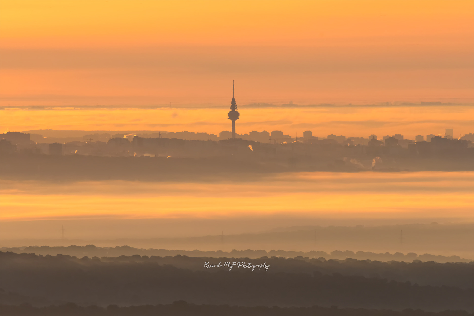 Pirulí entre la niebla al amanecer. Torre España, Madrid
