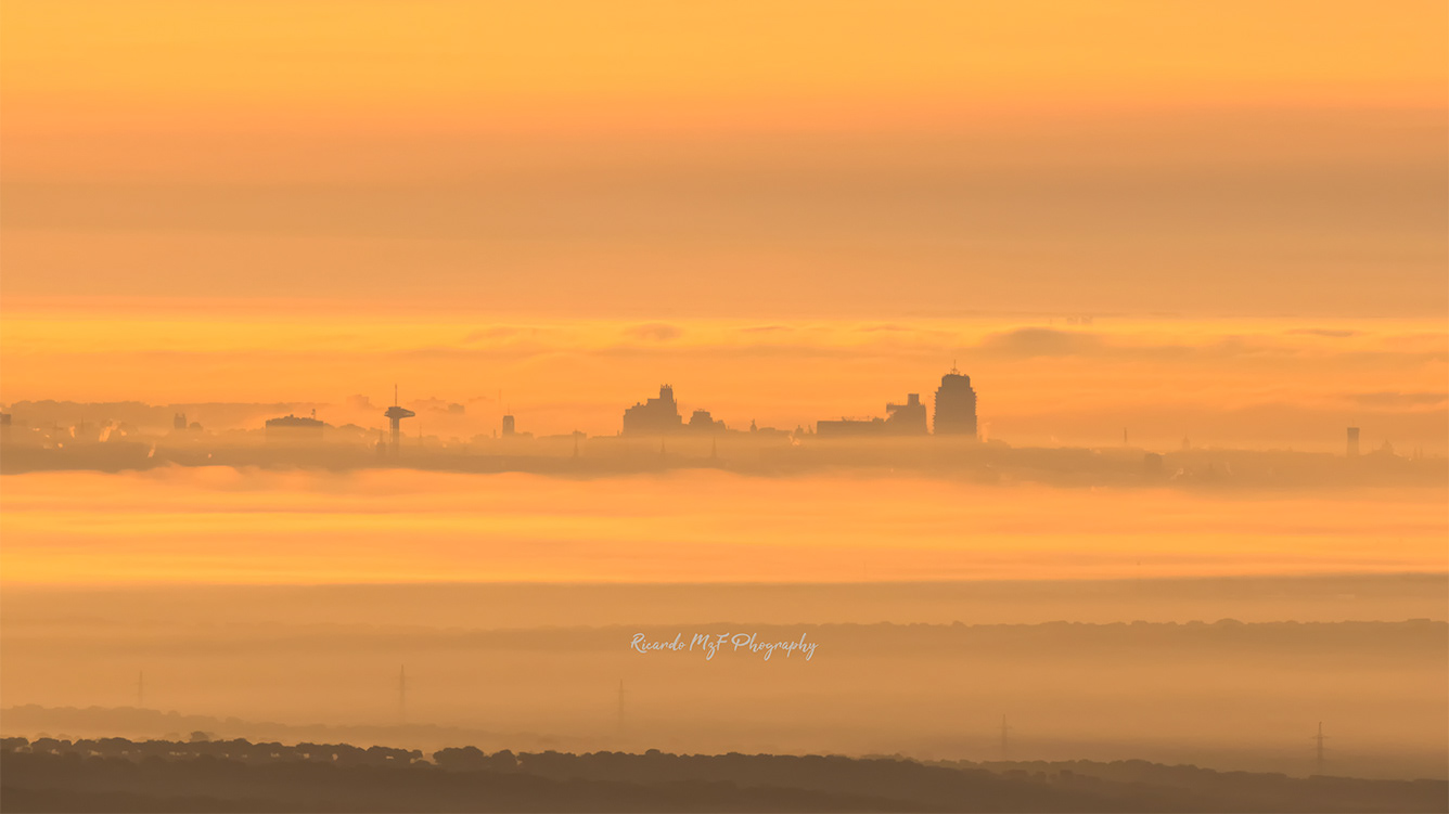 Madrid entre la niebla al amanecer