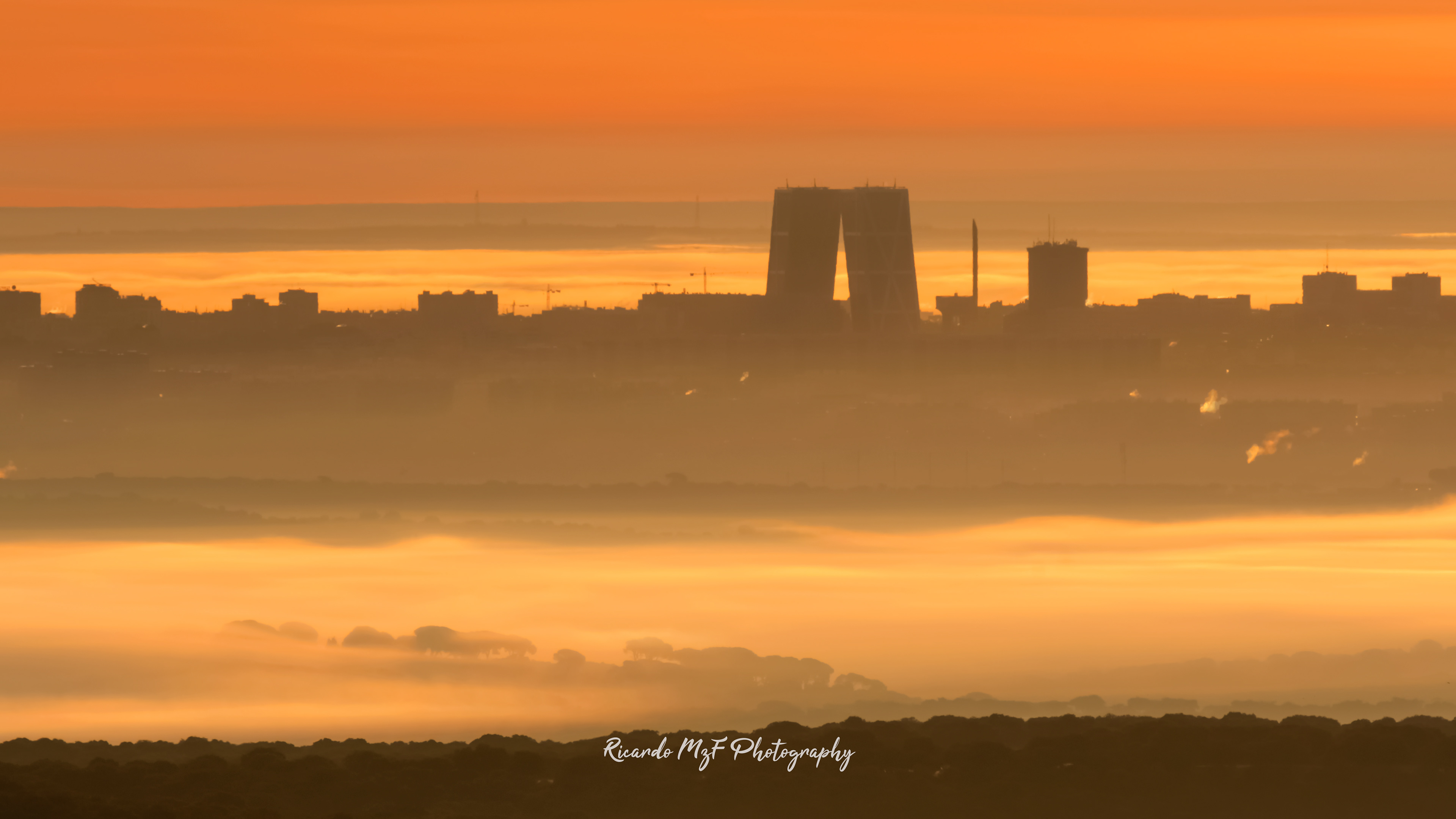 Torres Kio, Madrid entre la niebla al amanecer