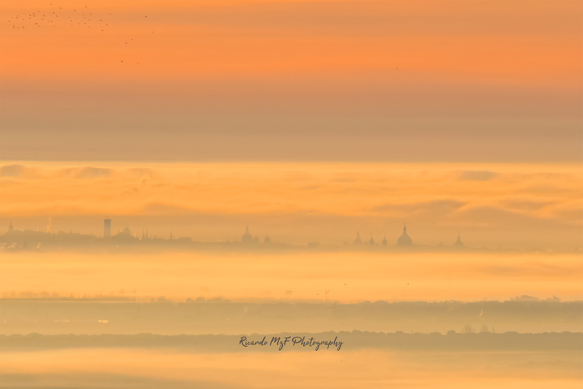Madrid entre la niebla al amanecer