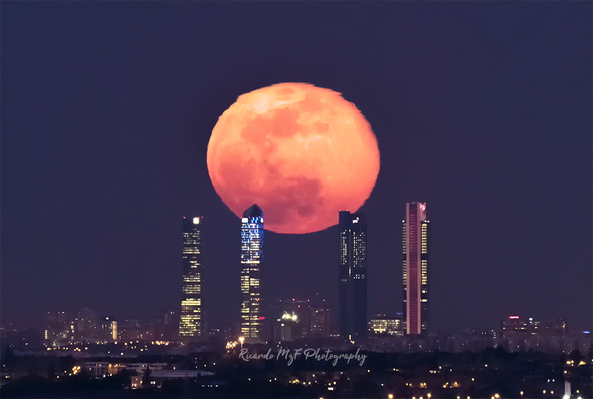 Super Luna Cuatro Torres Madrid