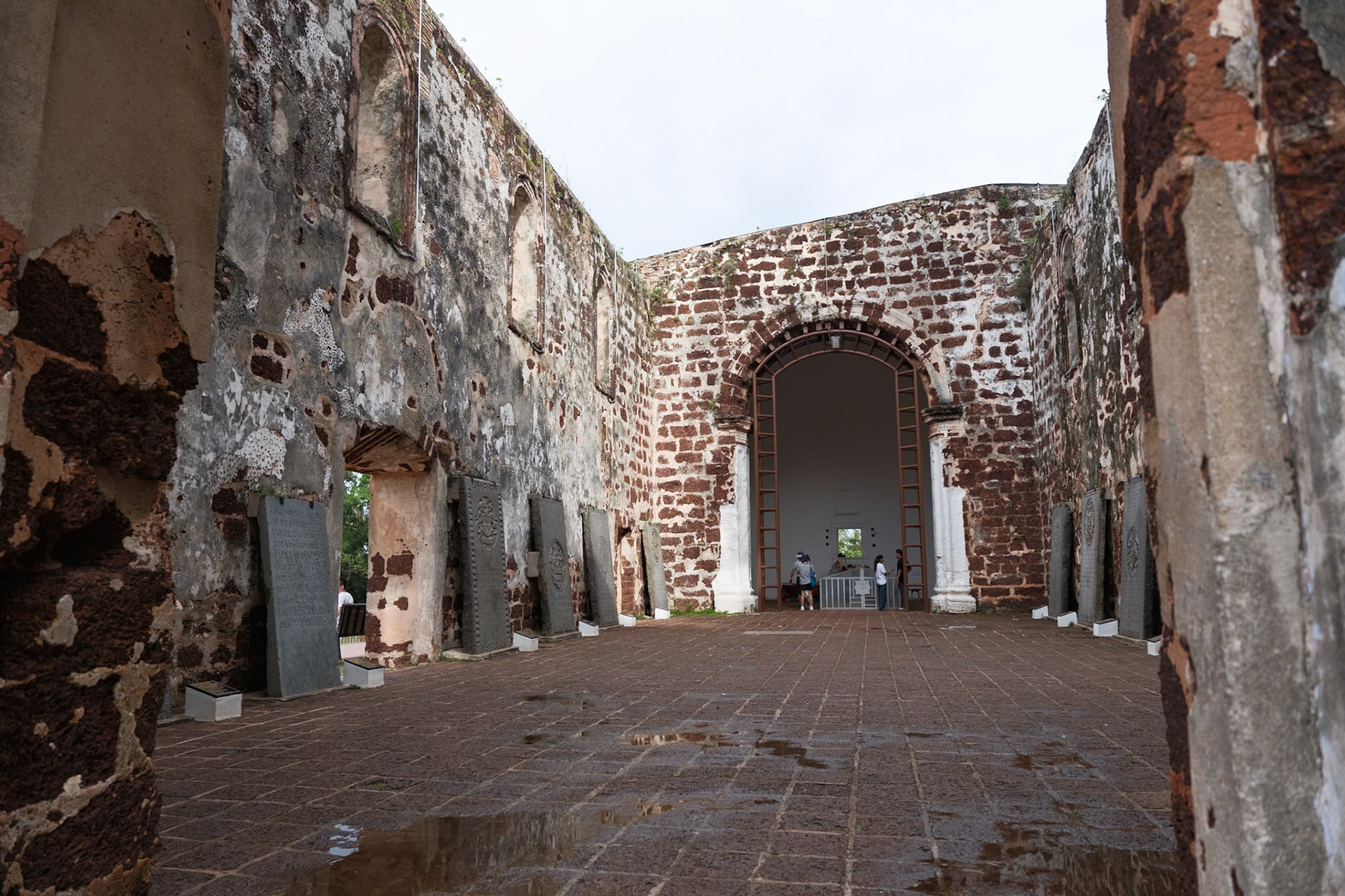 built by the Portuguese, taken over by the Dutch in 1641 as "de bovenkerk"