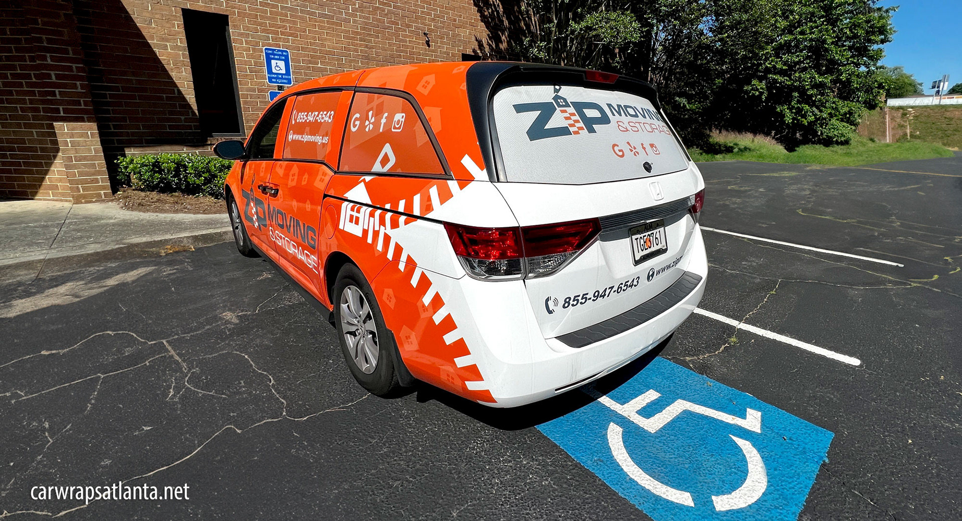 Full side view of the wrapped Honda Odyssey minivan demonstrating high visibility for the moving company.