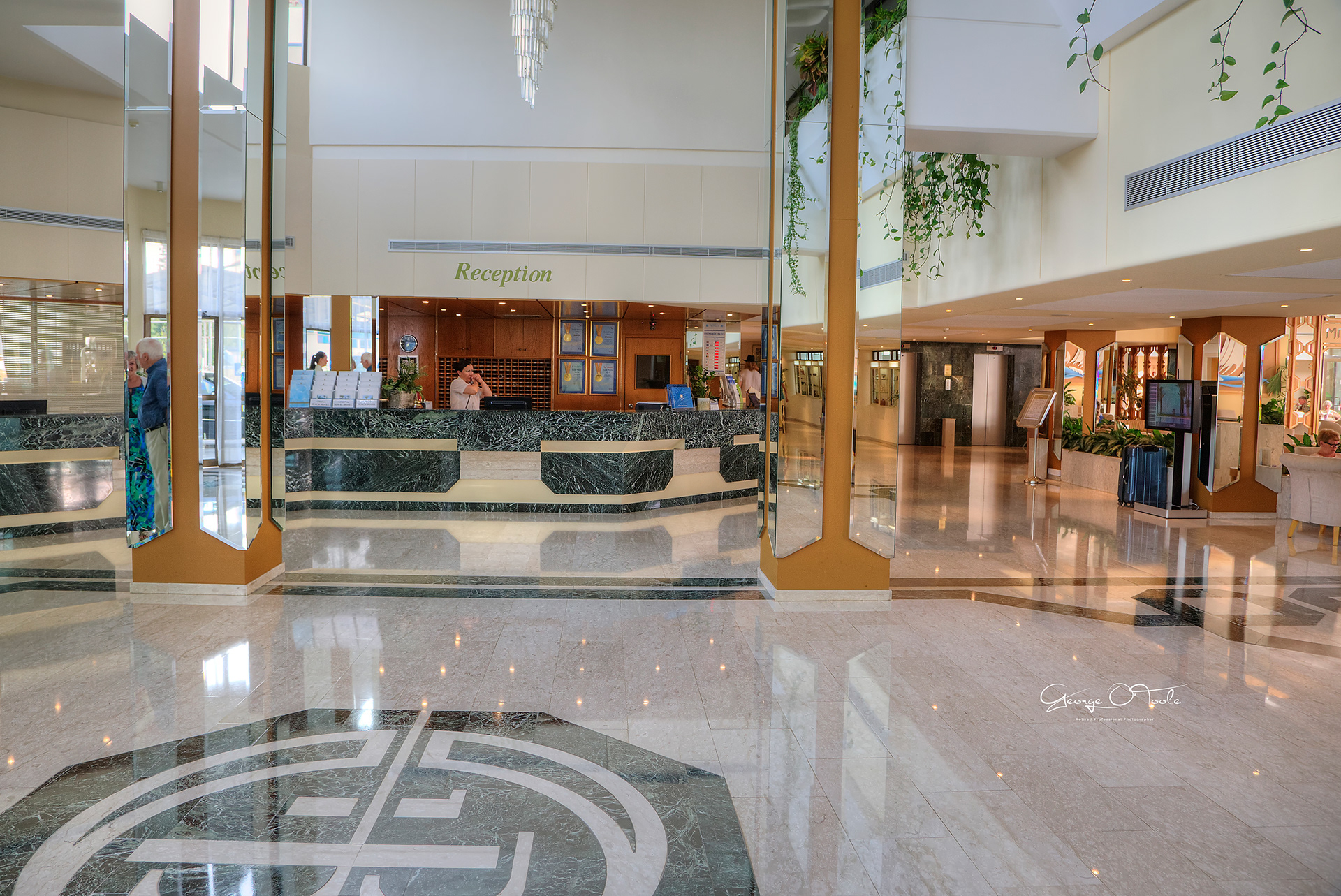 Pioneer-Beach-Hotel,-Paphos