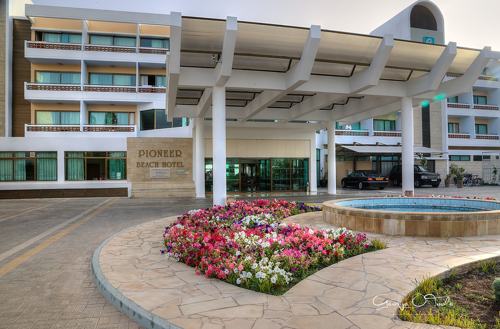 Pioneer-Beach-Hotel,-Paphos
