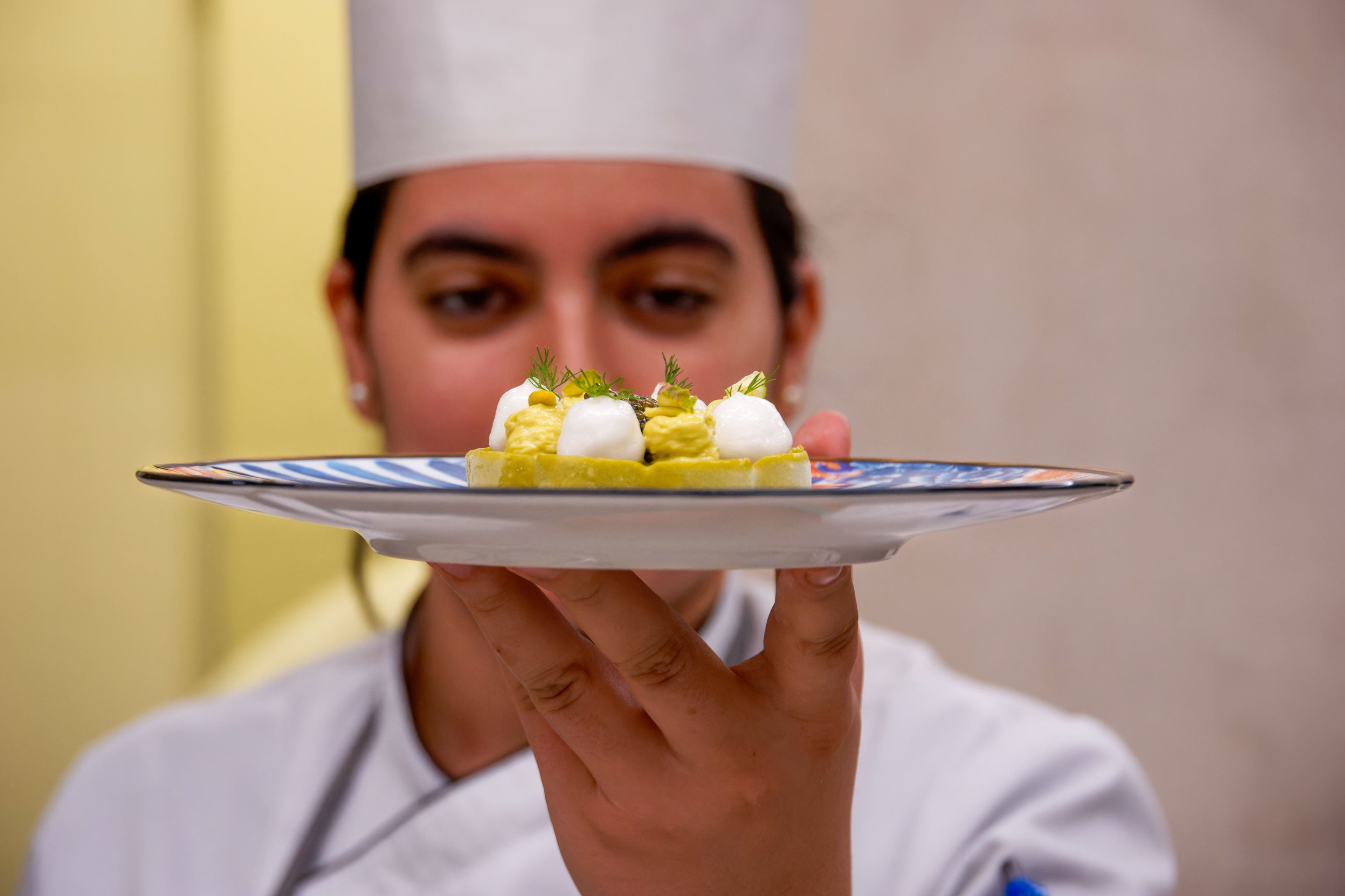 Flor helada de pistacho con espuma de cerveza, espuma de olivas de Campo Real y caviar osetra