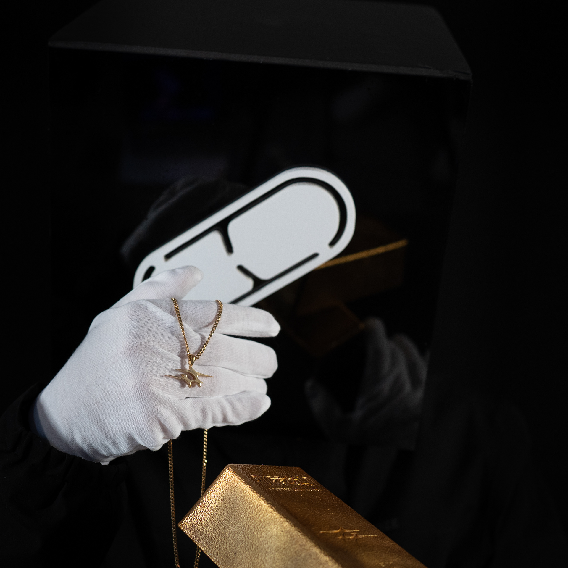 Rubiffen enseñando el colgante de oro