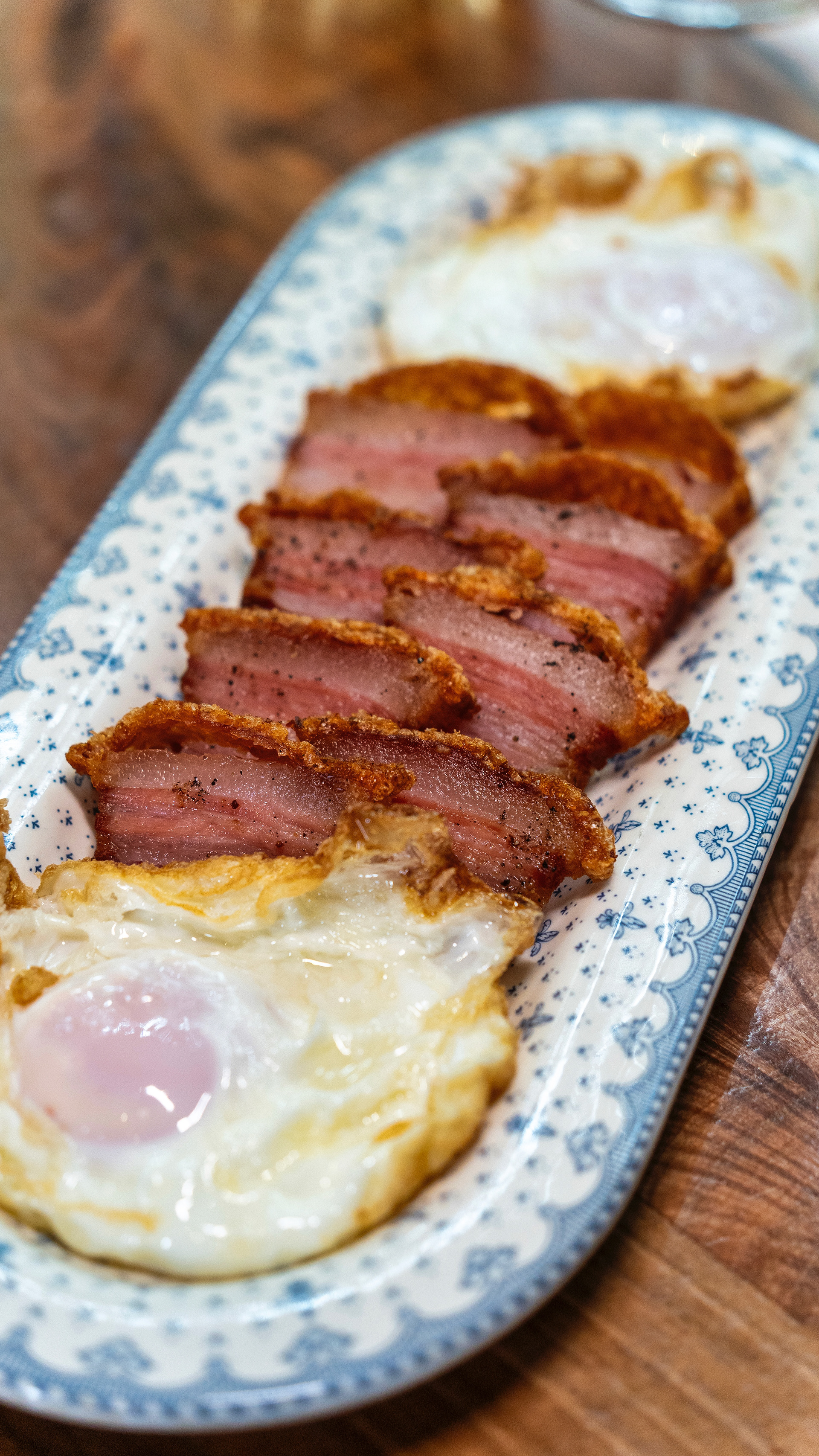 Torrezno con huevo al detalle