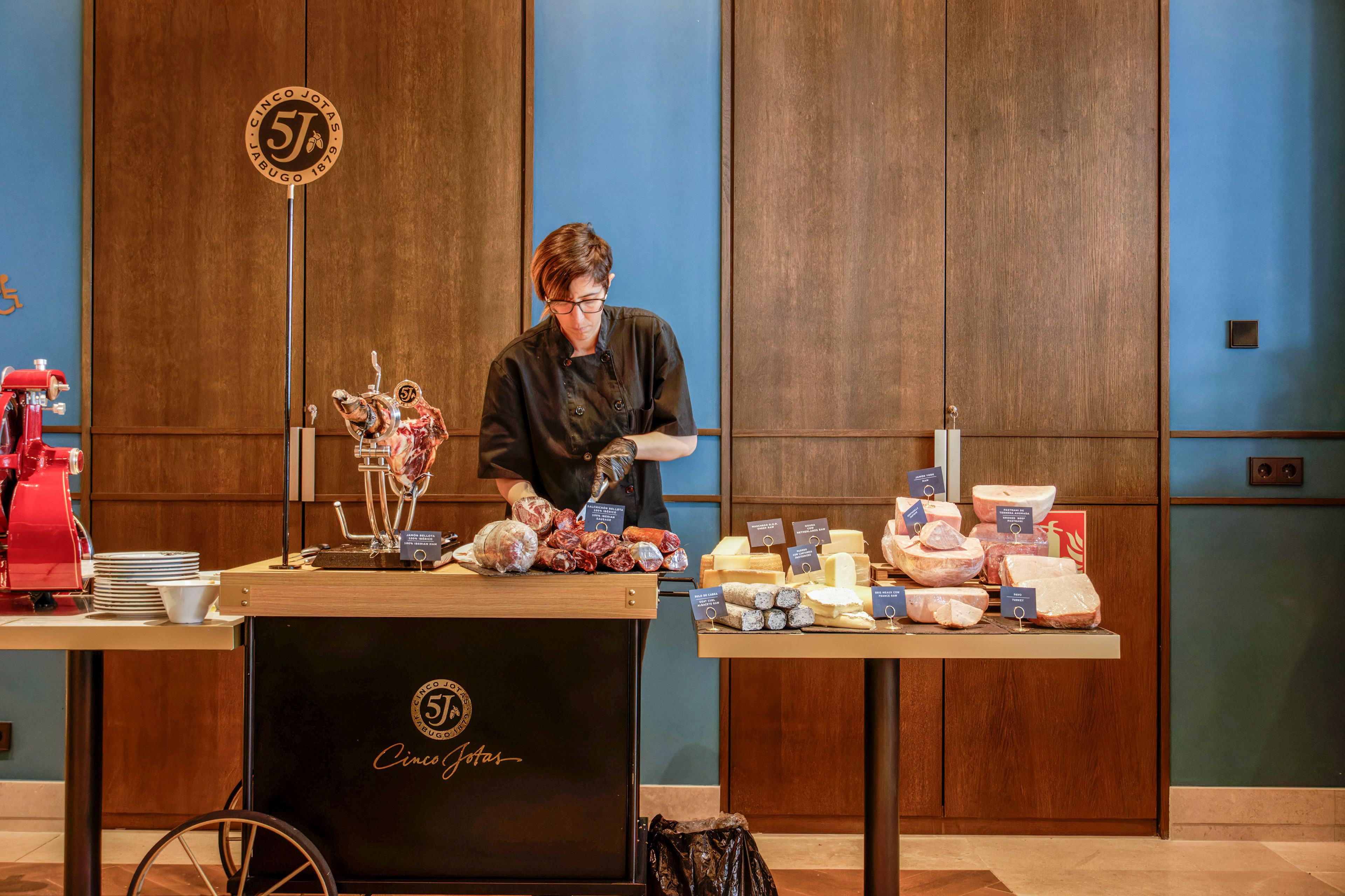 Corte de jamón, fiambres y quesos, en directo en los desayunos y brunch