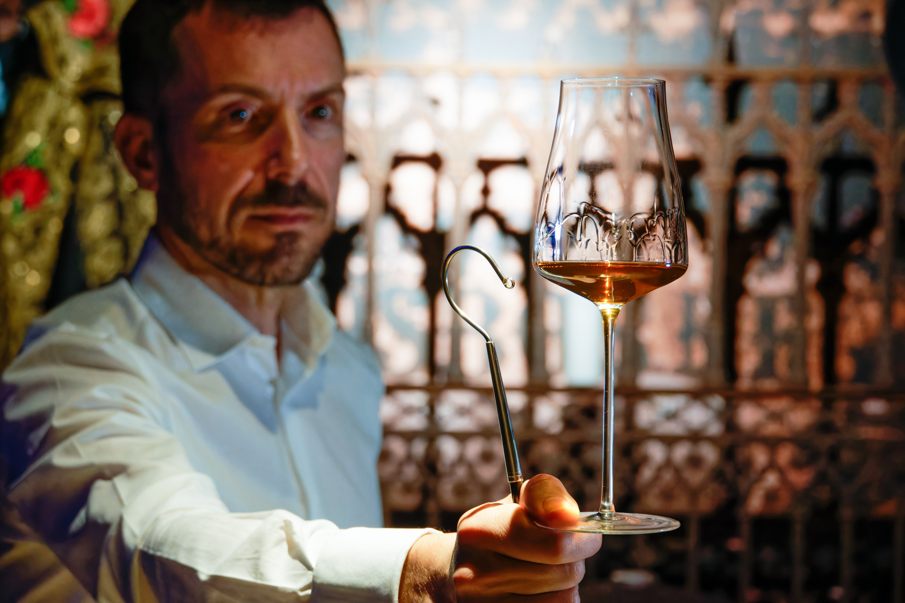 Alex Pardo mostrando una copa de fino de Jerez recién venenciado