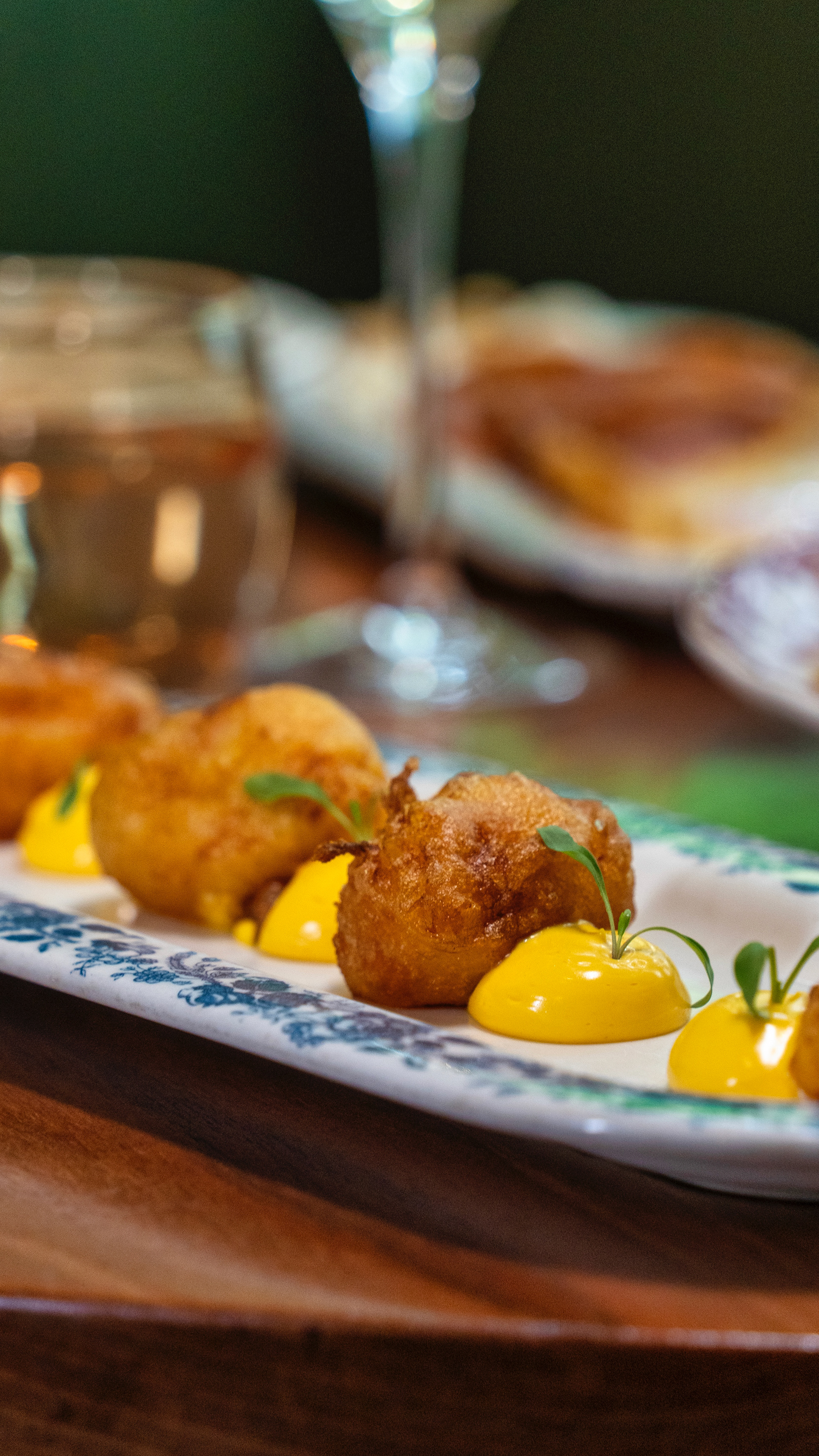 Buñuelos de bacalao con mayonesa de ají amarillo