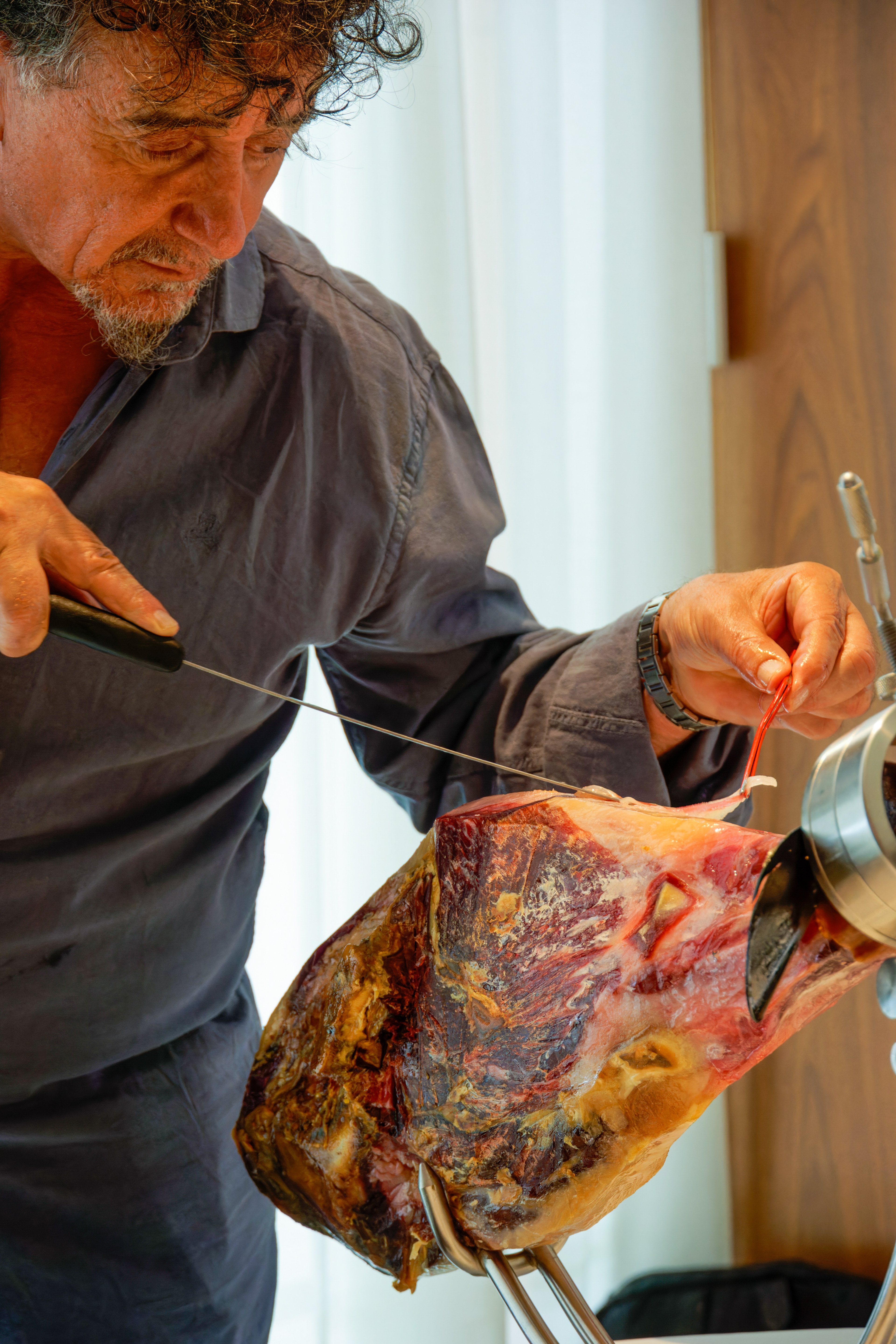 Florencio Sanchidrán, el maestro del jamón ibérico demostrando su habilidad