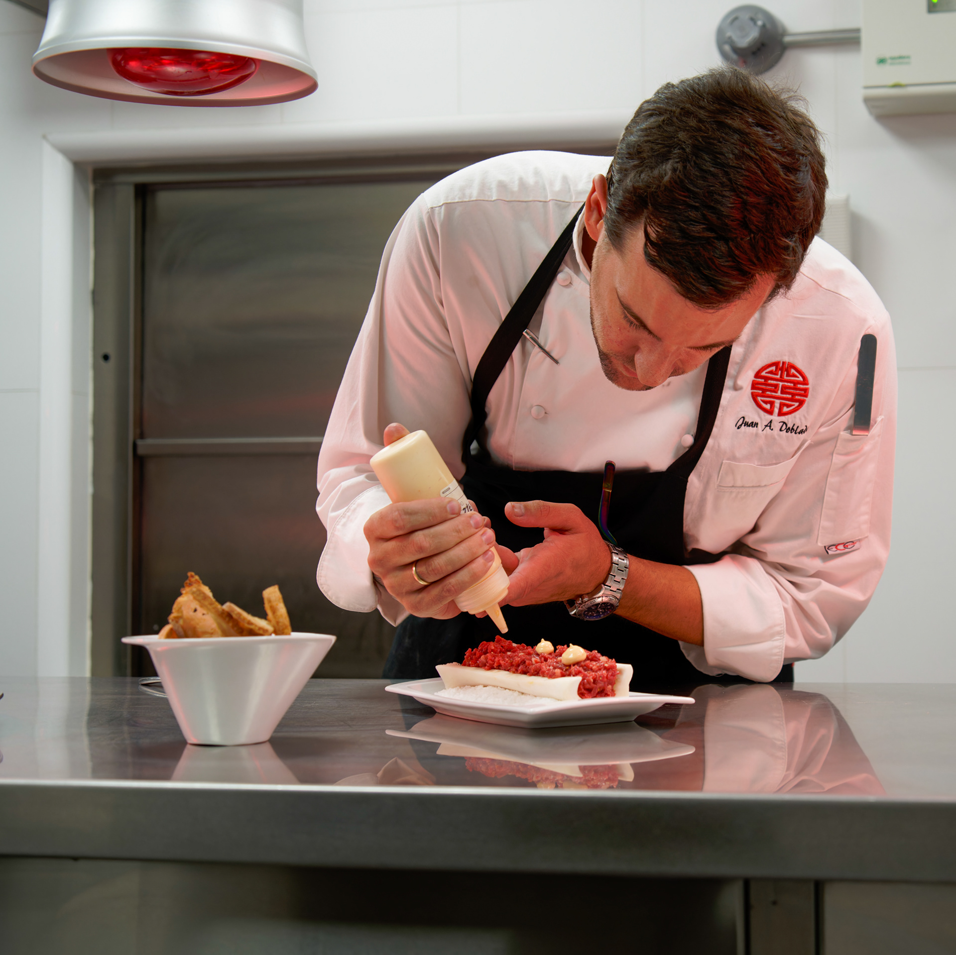 El Chef finalizando el steak tartar