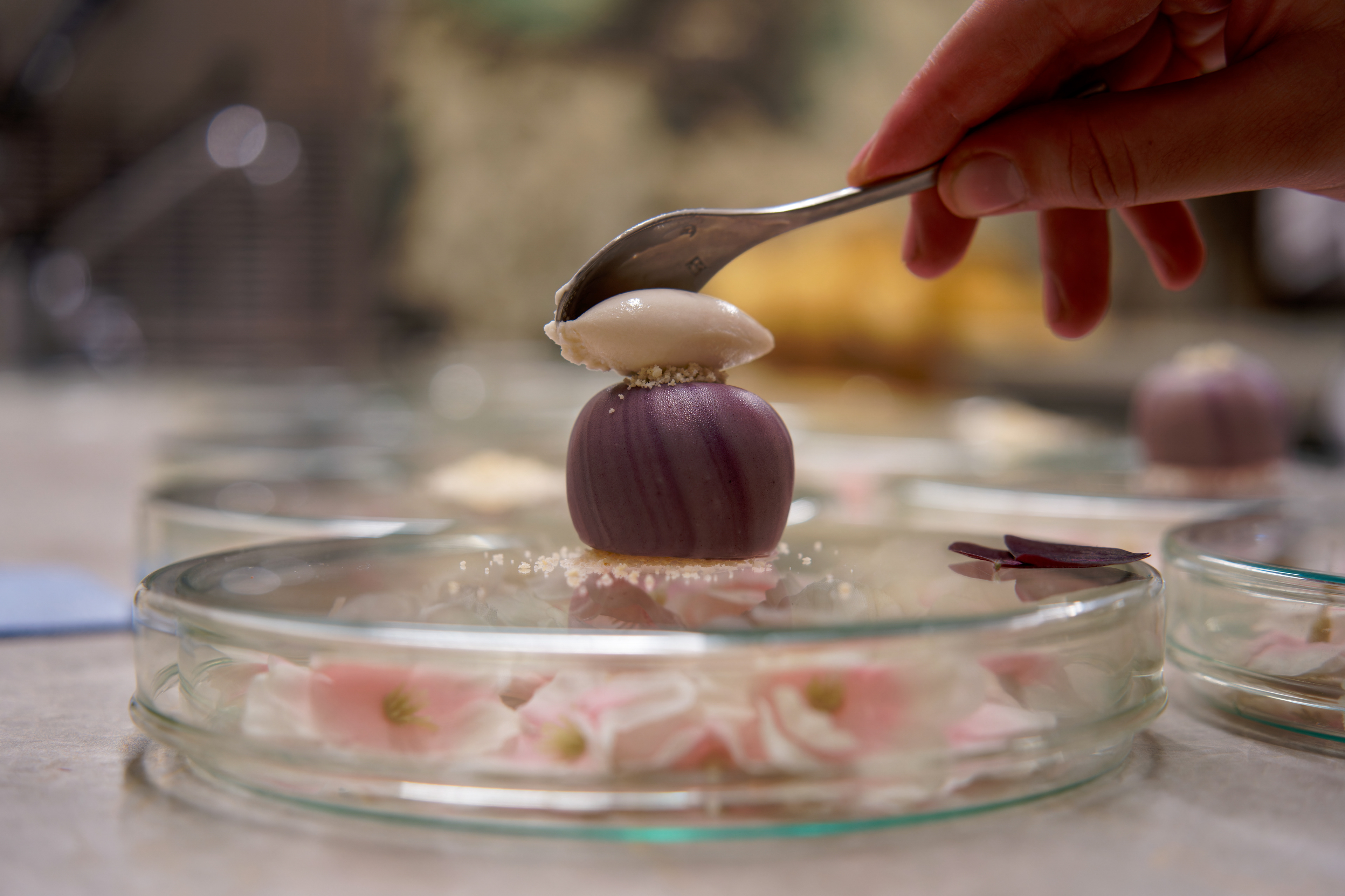 Colocando una quenelle de helado sobre el postre
